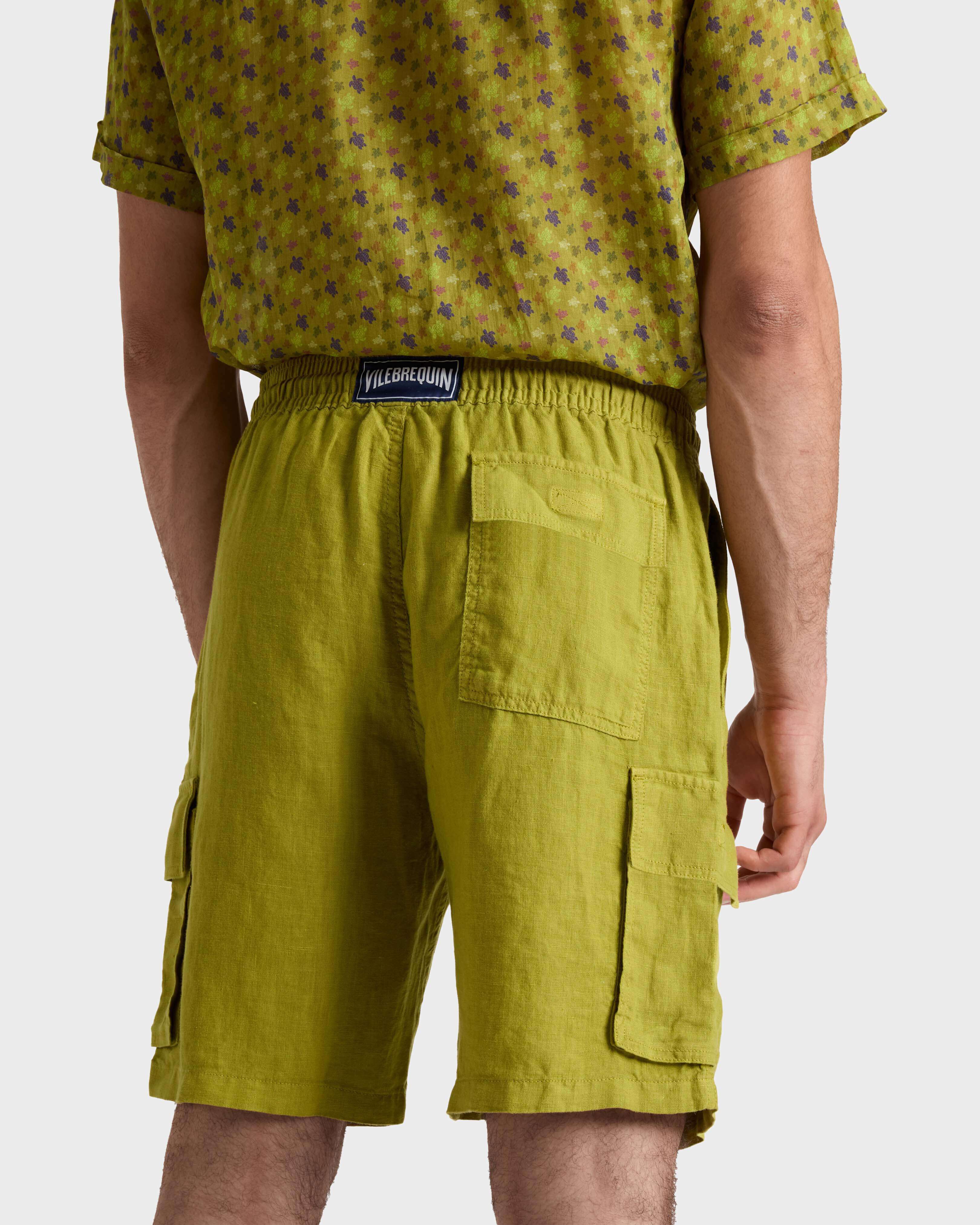 Bermuda cargo uomo in lino tinta unita VERDE PALLIDO backworn view