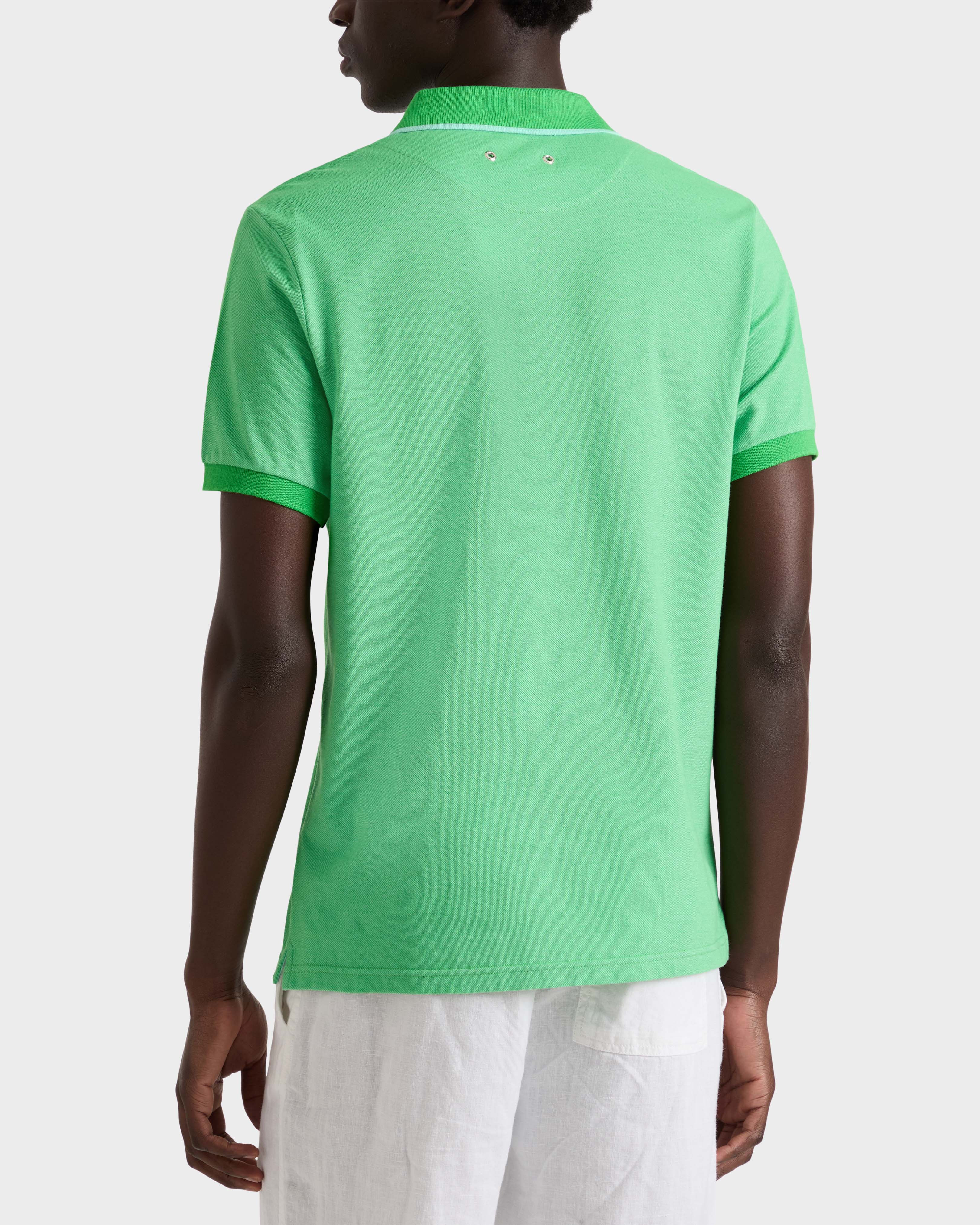 Polo de algodón de color liso cambiante para hombre CARIBBEAN backworn view