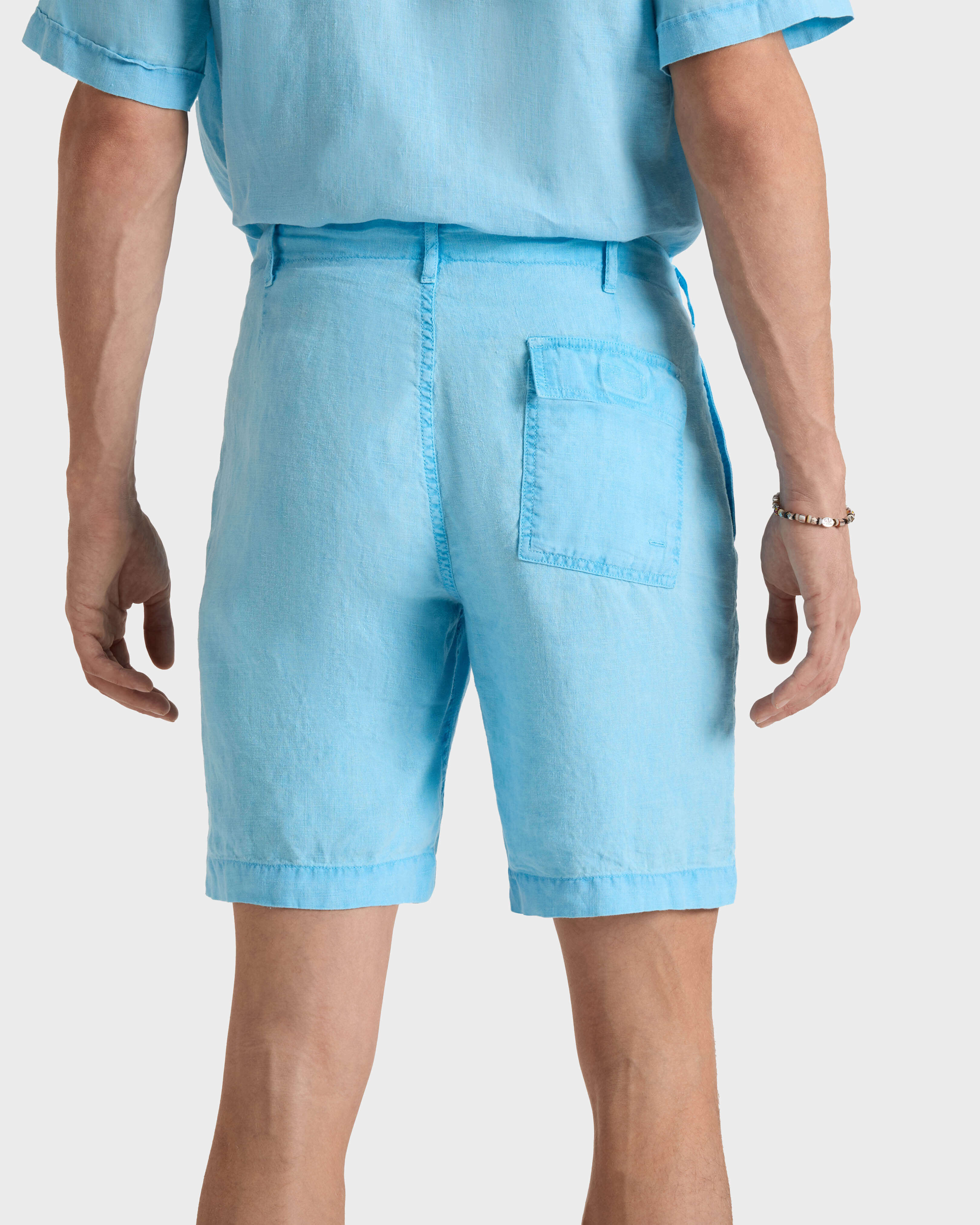 Bermudas de lino con tinte mineral para hombre LARIMAR backworn view