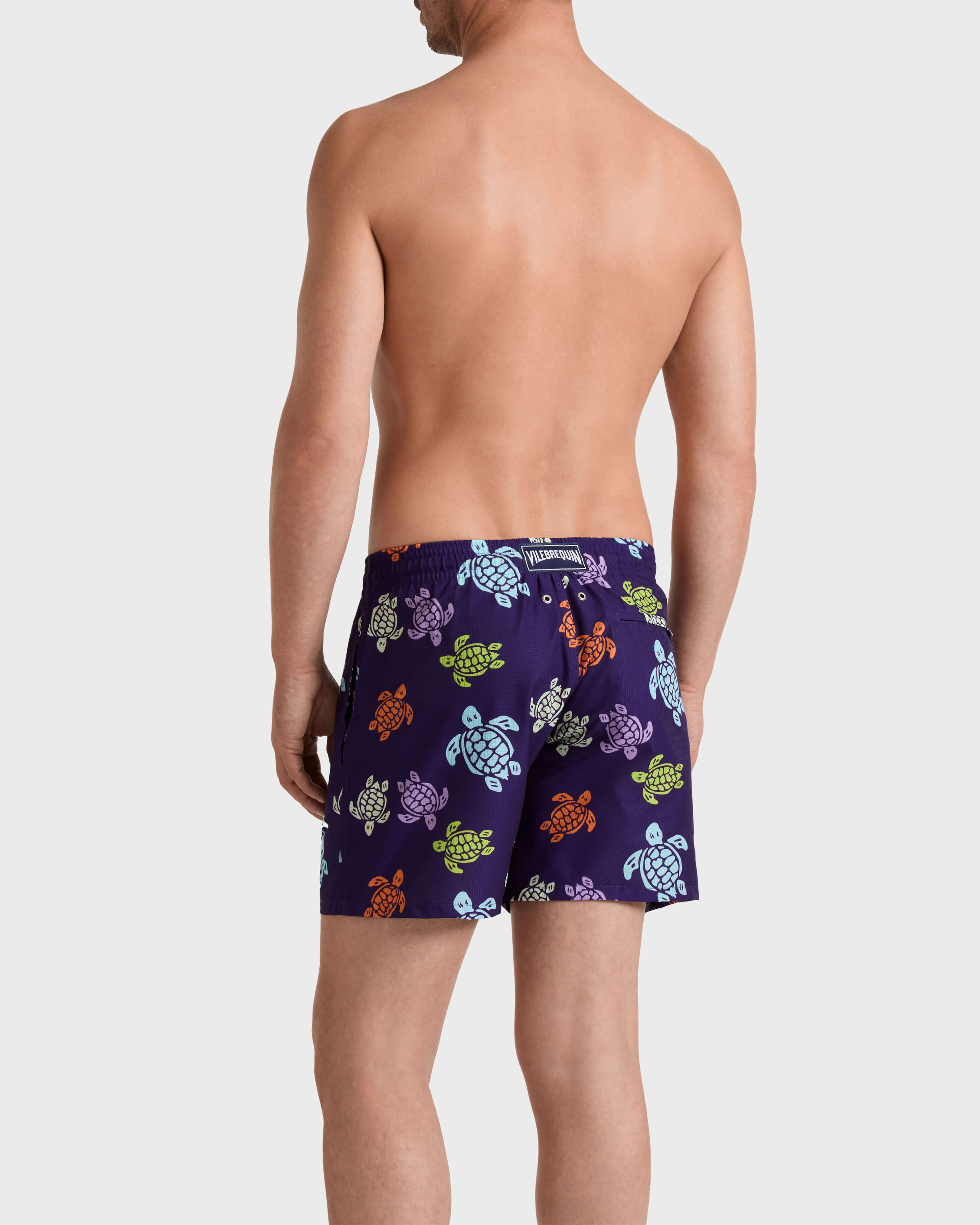 Bañador microperforado ultraligero y plegable con estampado Tortues Multicolores para hombre VIOLETTE backworn view