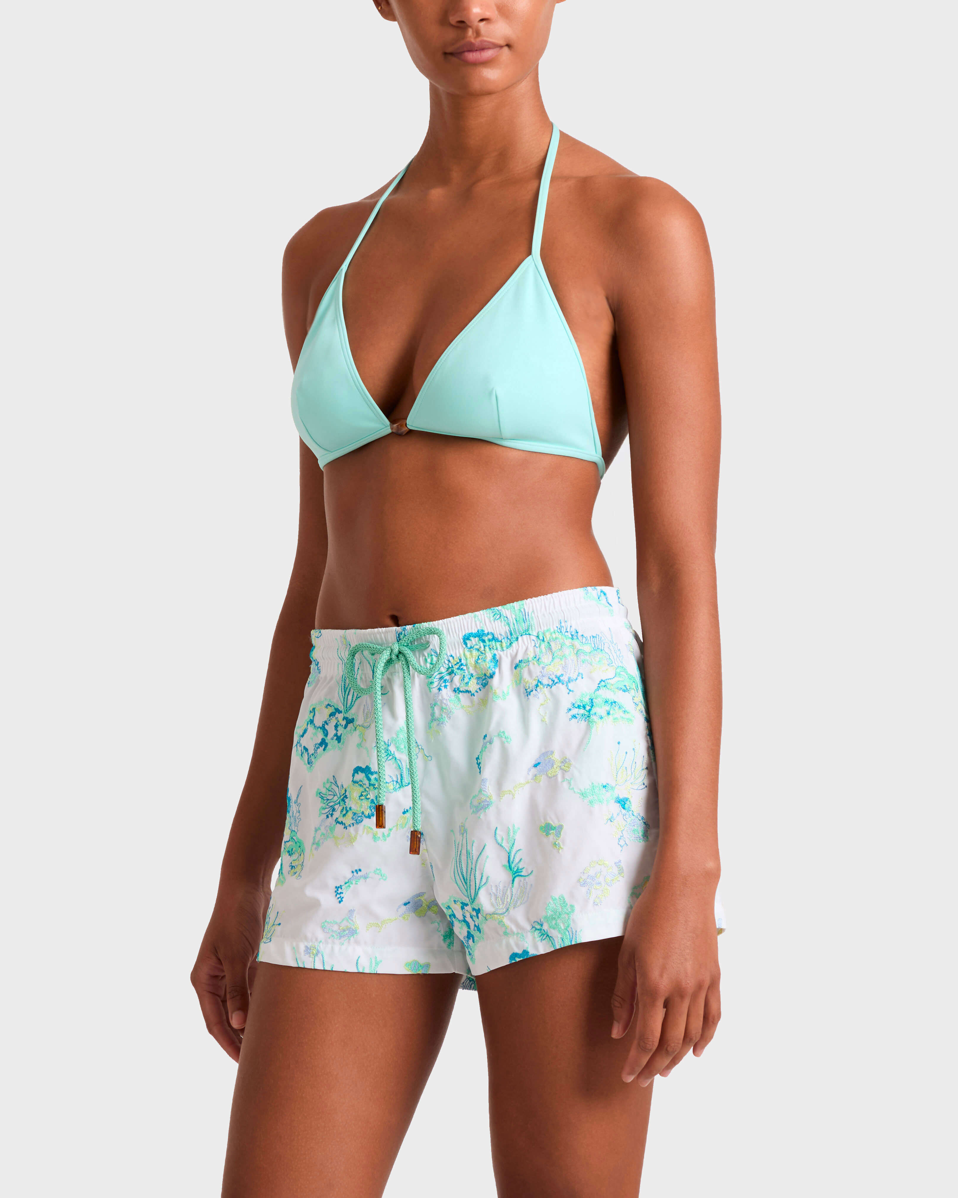 Pantalón corto de baño elástico bordado con motivo Coral Reef para mujer - Edición limitada BLANCO frontworn view
