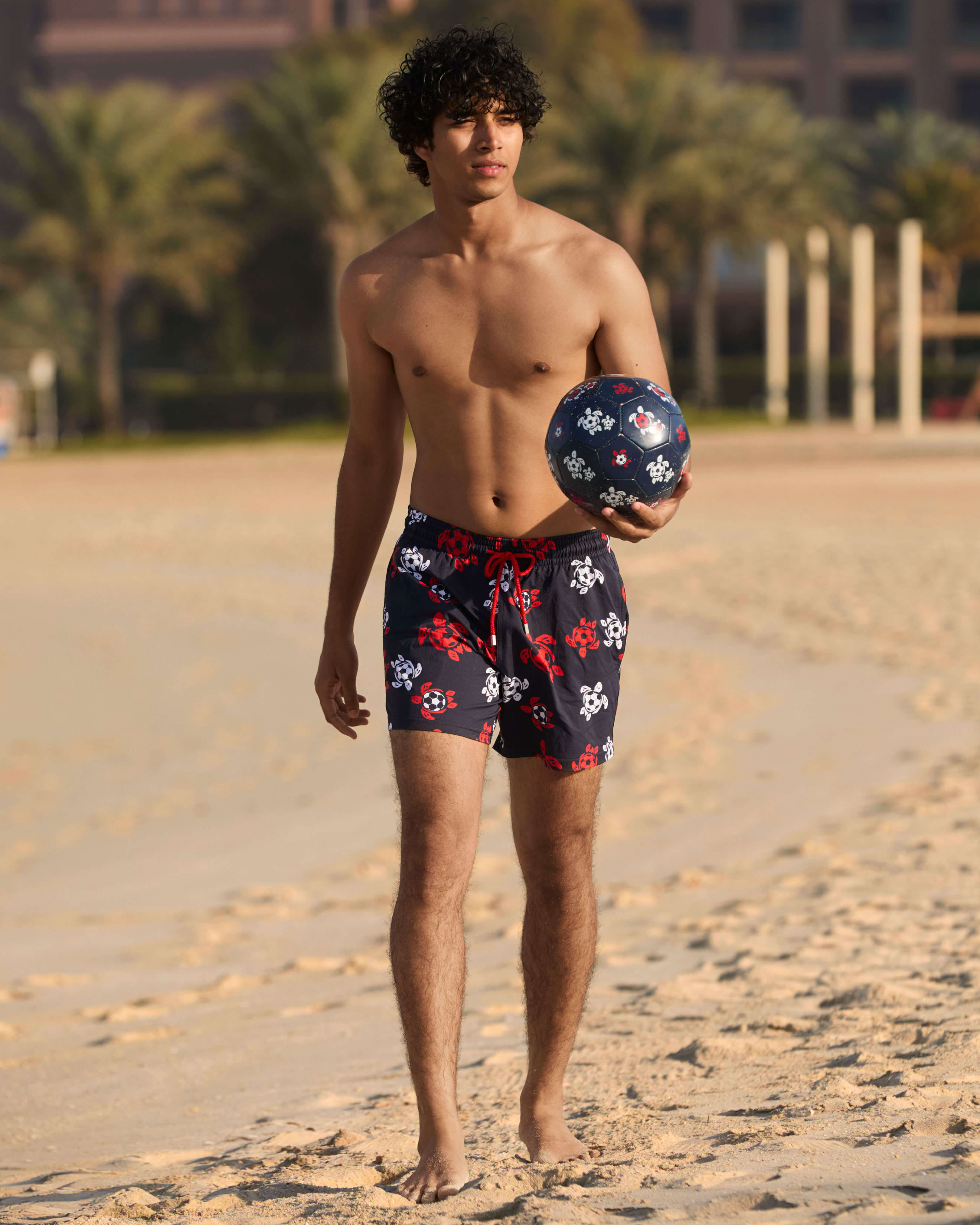 Pantaloncini mare uomo corti elasticizzati Soccer Turtles BLU MARINE lifestyle view
