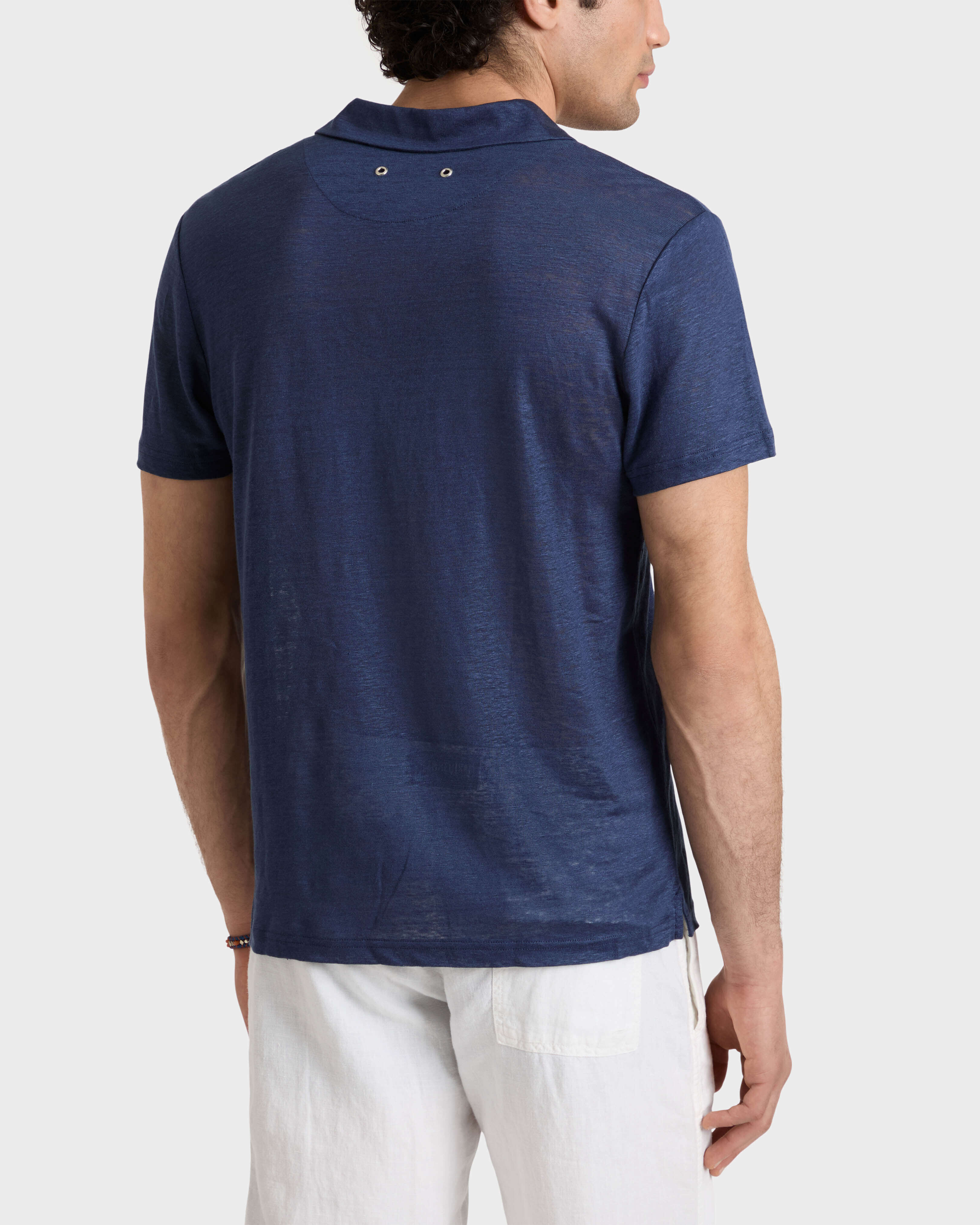 Polo en punto de lino de color liso para hombre AZUL MARINO backworn view