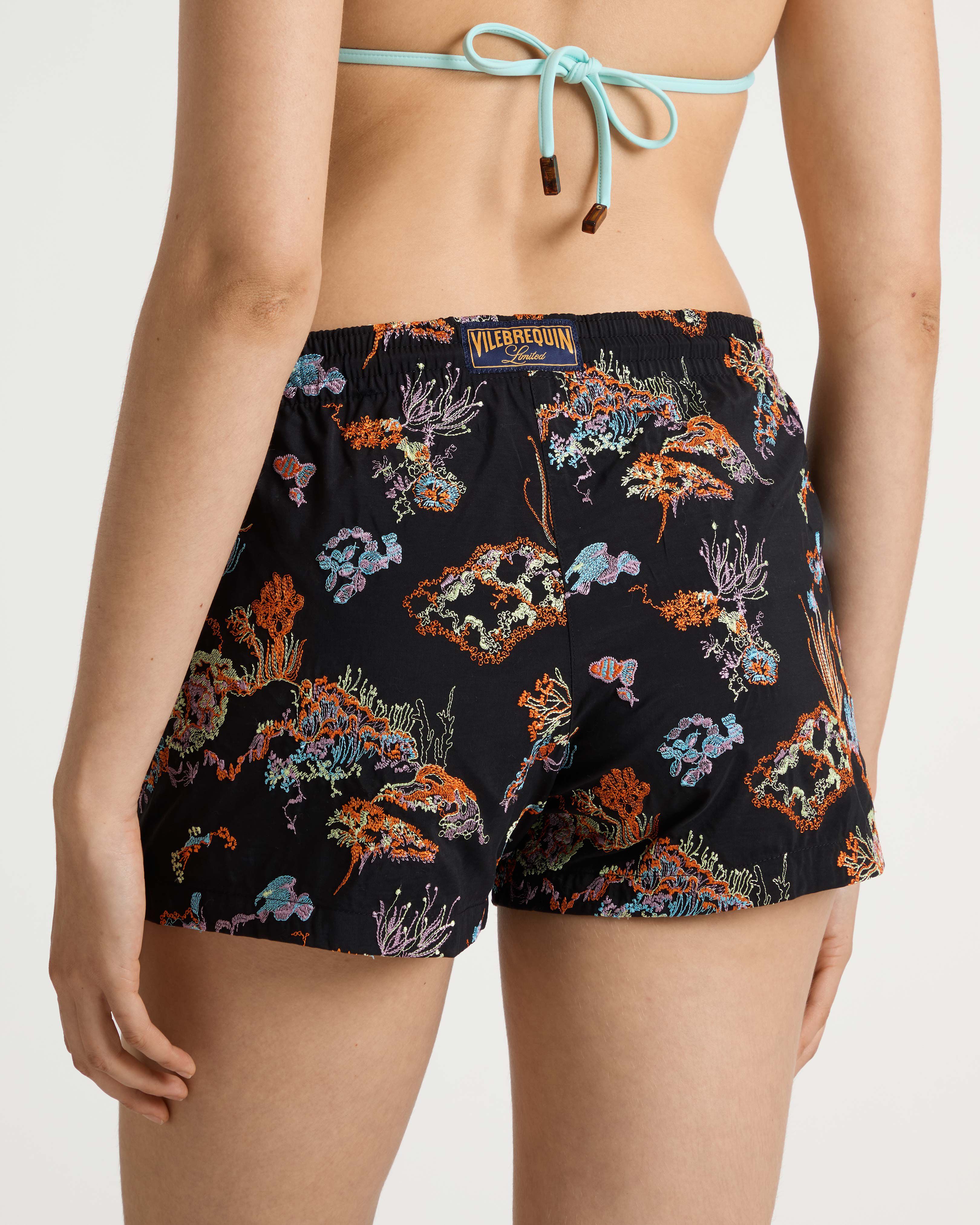 Pantaloncini mare donna elasticizzati ricamati Coral Reef - Edizione limitata NERO backworn view
