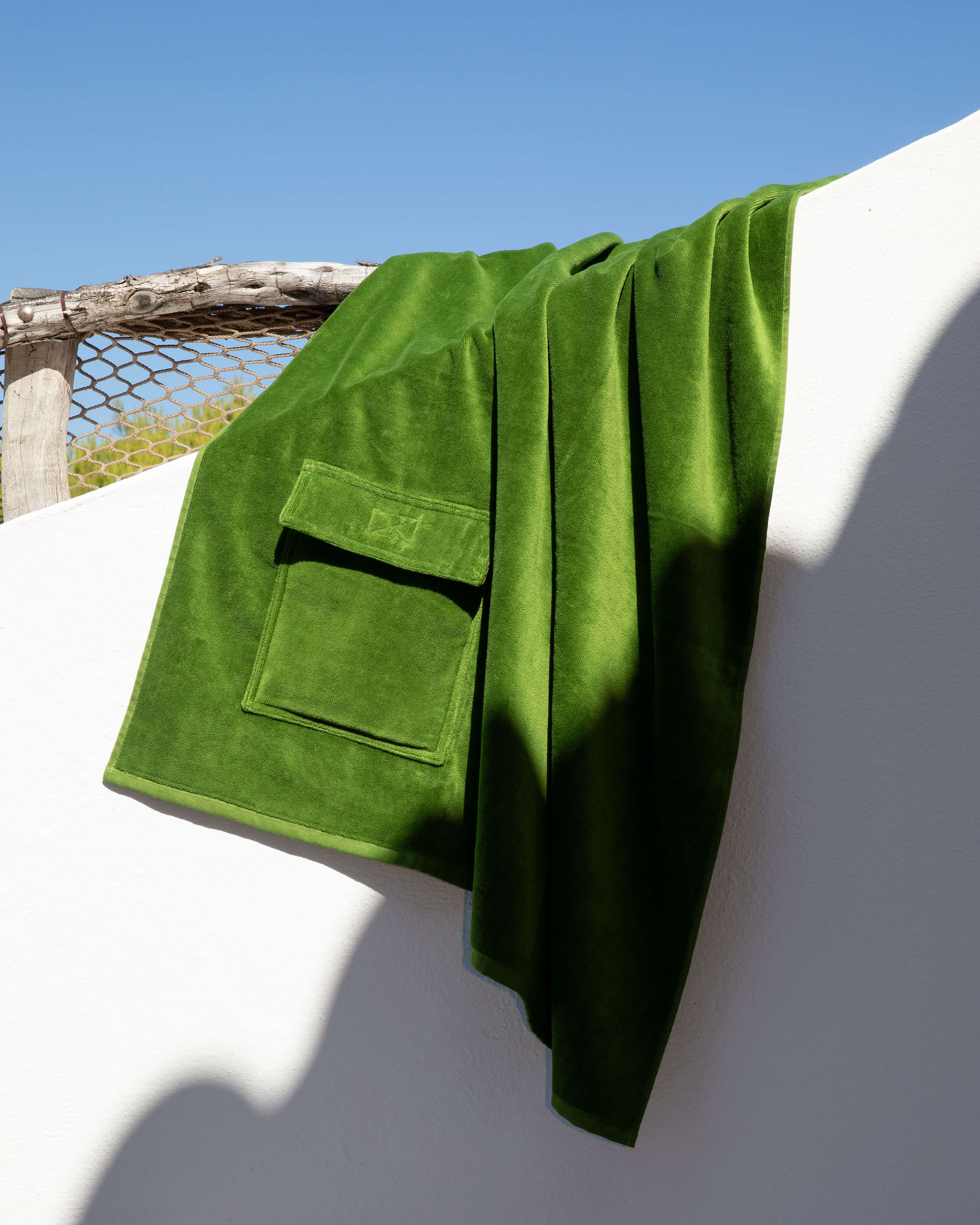 Serviette de plage avec poche en coton organique MILITAIRE lifestyle view