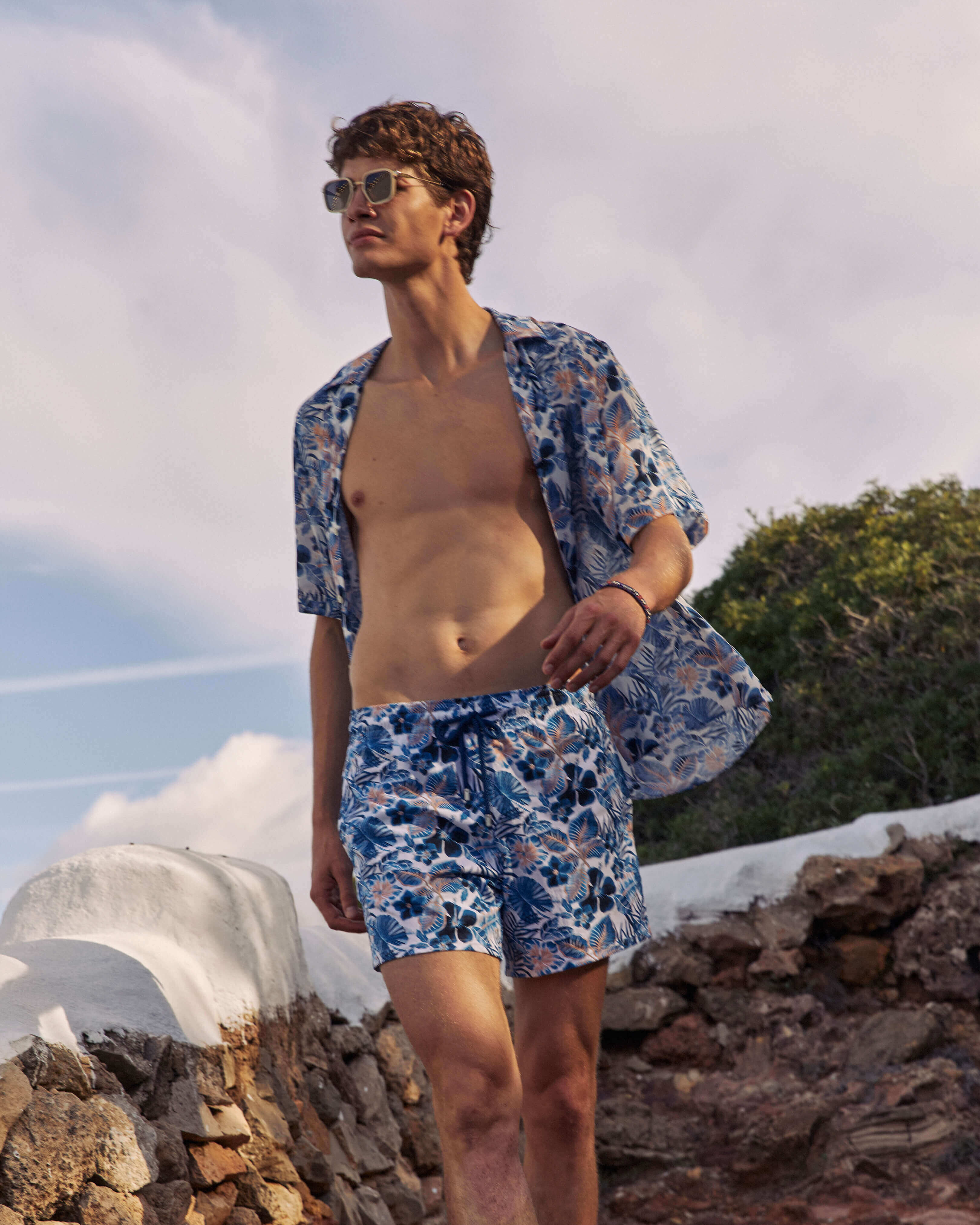 Kurze Island Flowers Stretch-Badeshorts für Herren WEISS lifestyle view