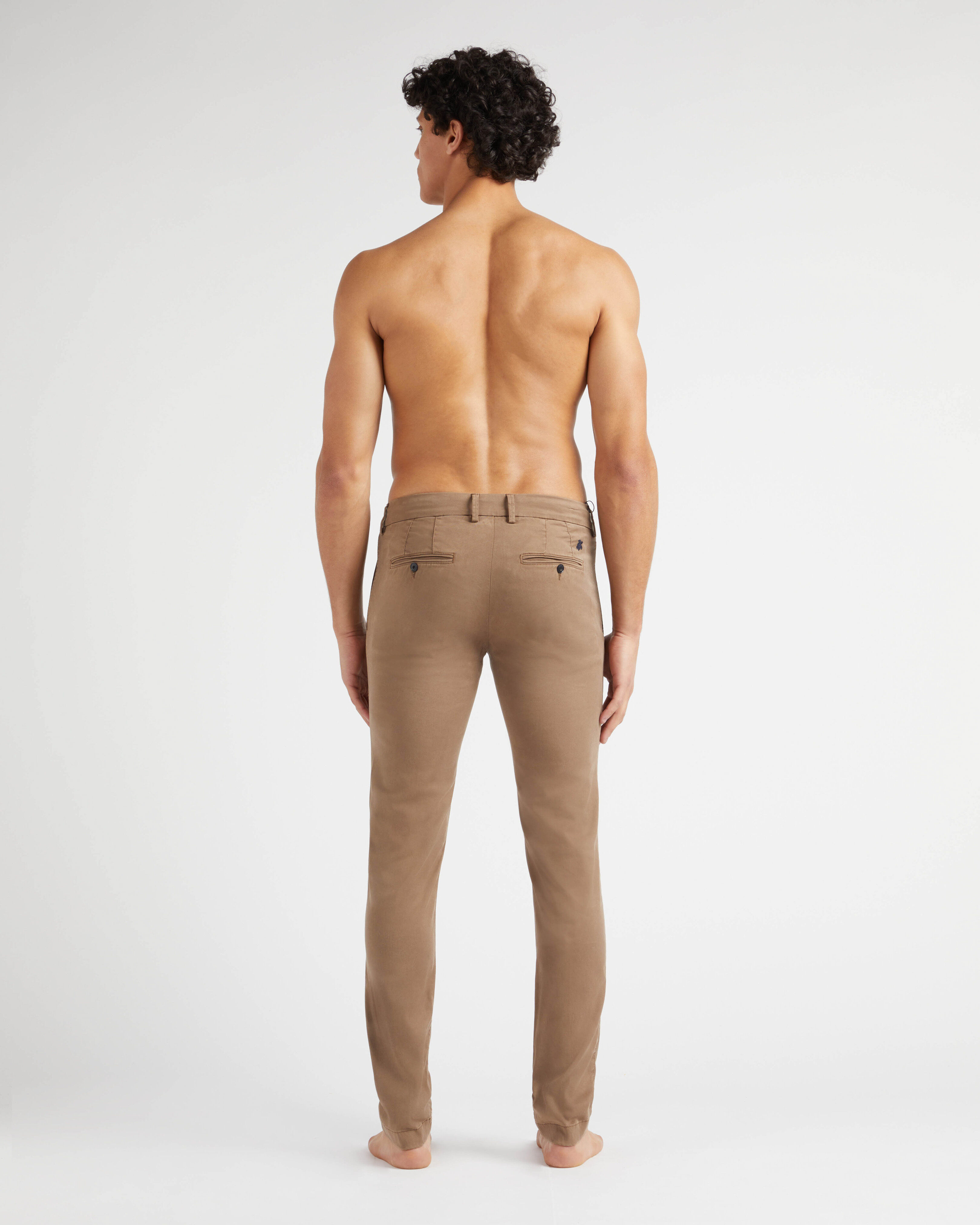Pantaloni chino uomo in cotone e Tencel tinta unita TABACCO backworn view