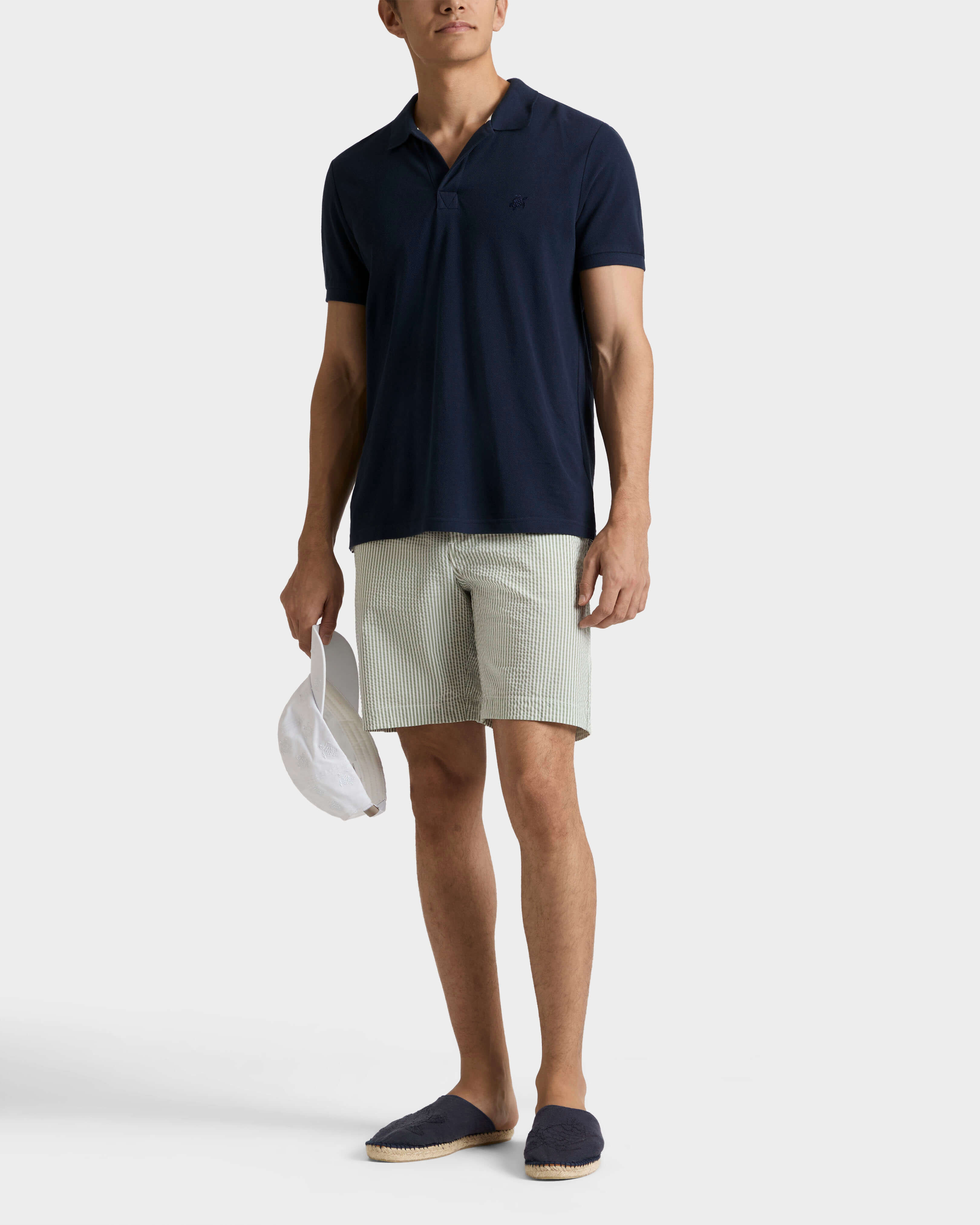 Bermuda uomo in cotone elasticizzato seersucker a righe CACHI frontworn view