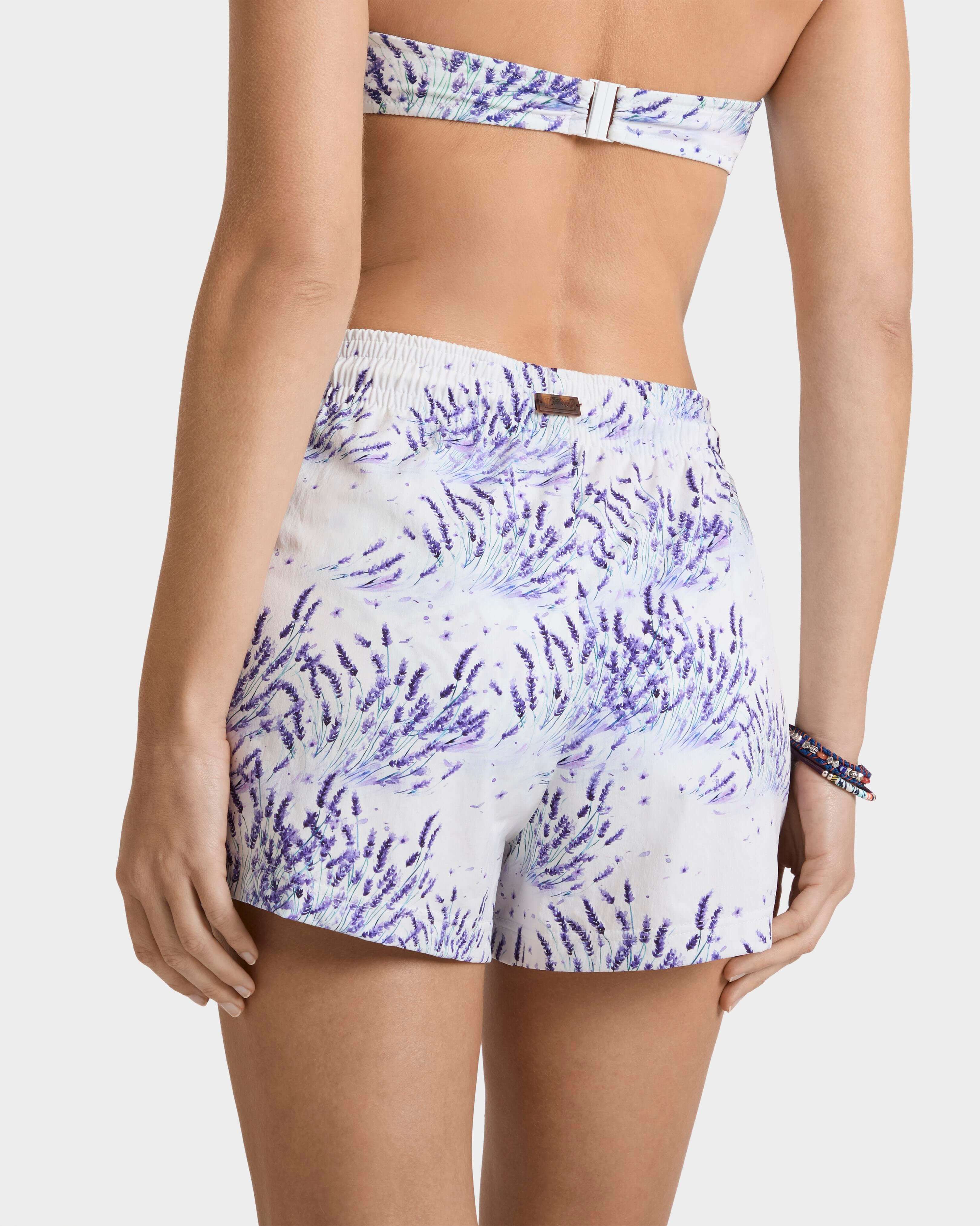 Lavender Stretch-Badeshorts für Damen WEISS backworn view