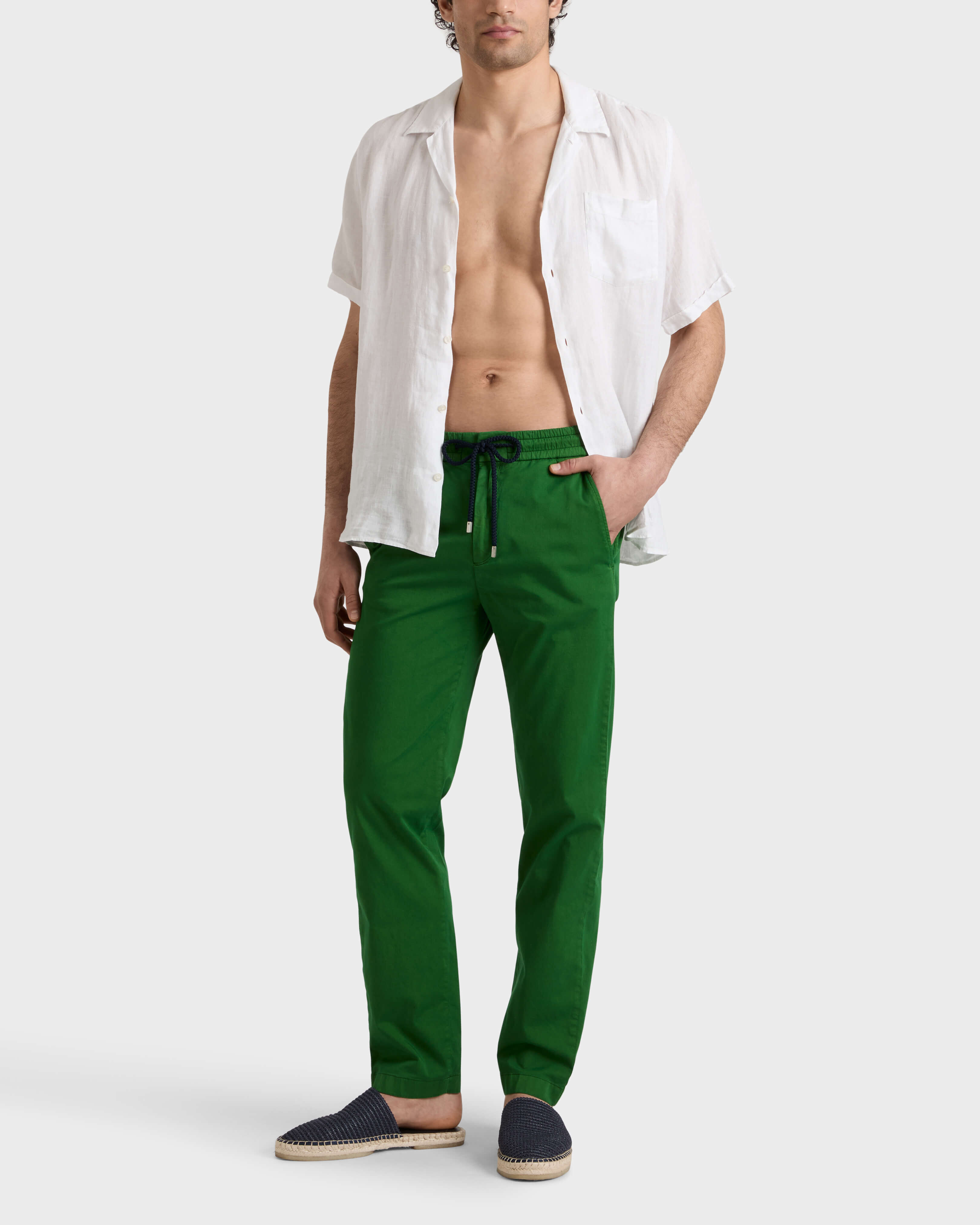 Einfarbige Herrenhose aus Baumwollsatin mit elastischem Bund TROPICAL frontworn view