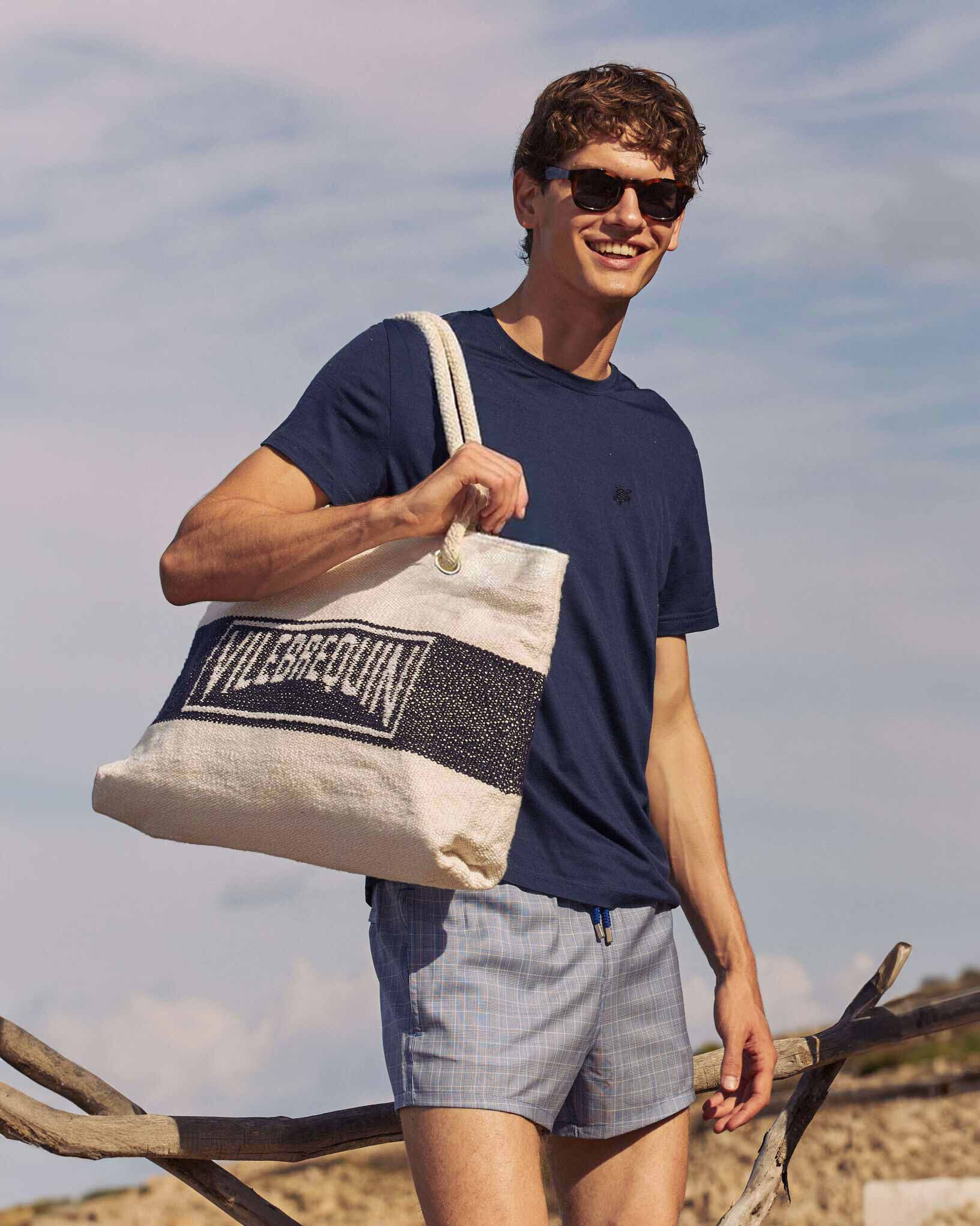 Pantaloncini mare uomo in lana ultrafine Prince of Wales Check VERSAILLES lifestyle view