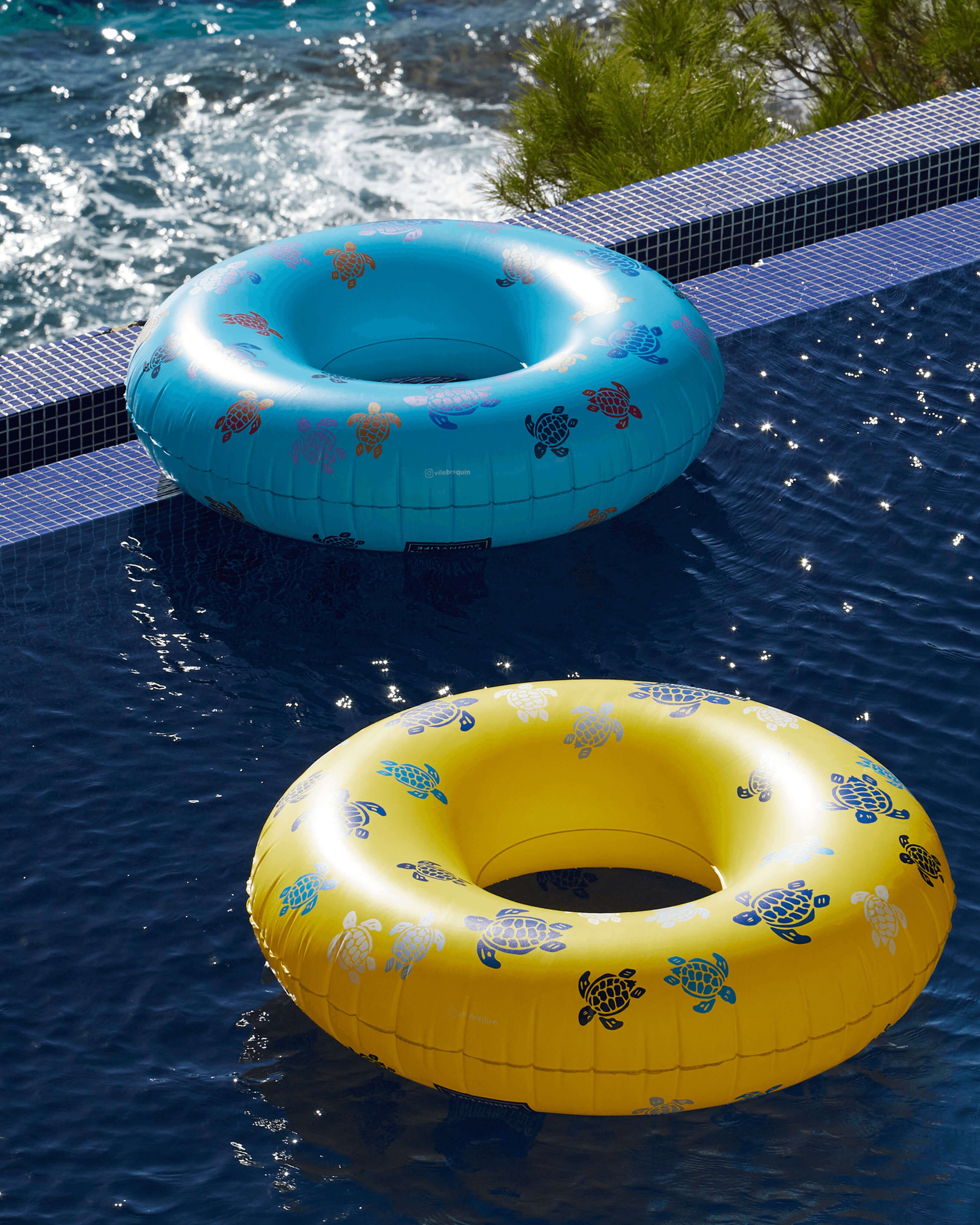 Inflatable Pool Ring Ronde des Tortues - VILEBREQUIN X SUNNYLIFE LEMON front view