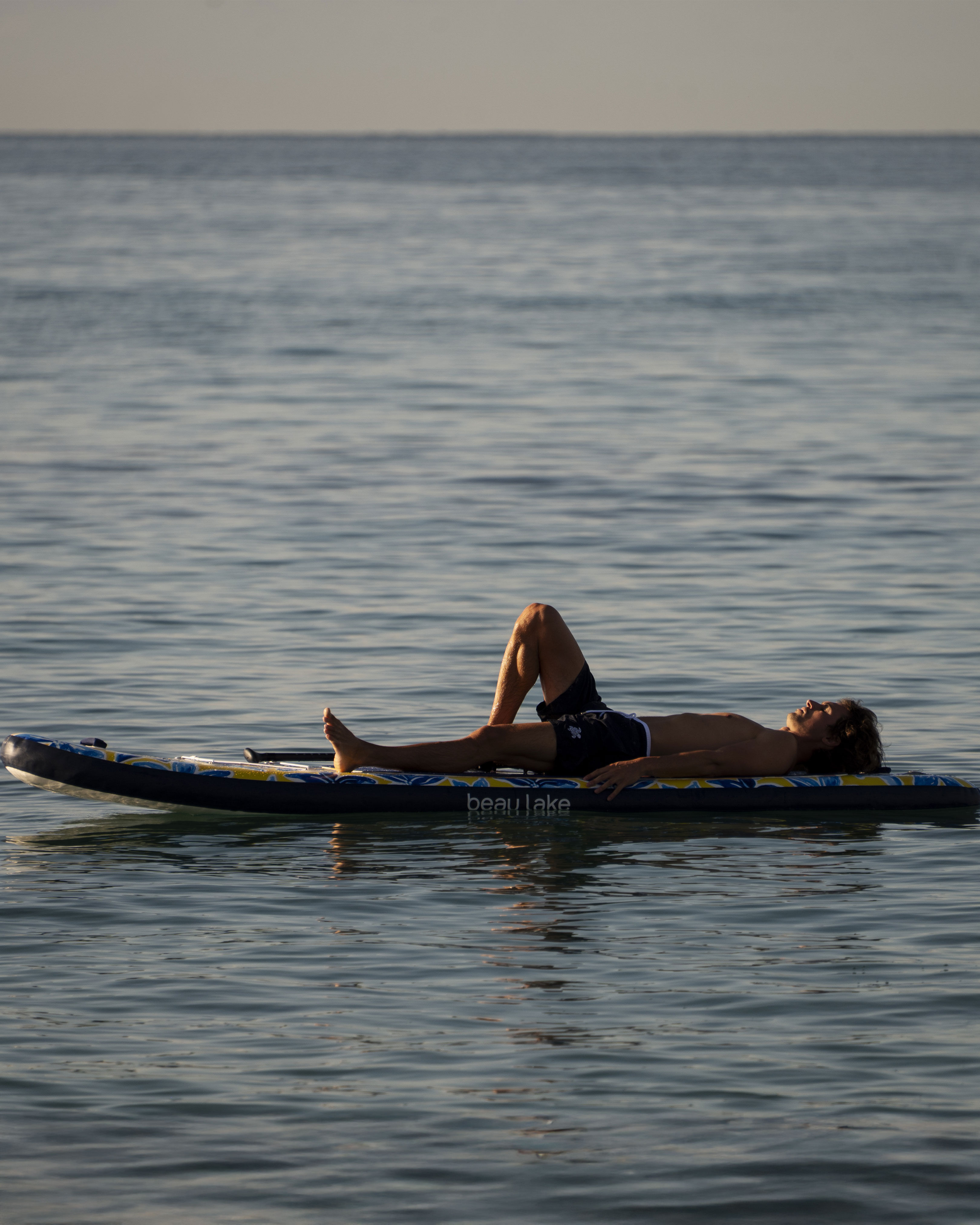 Aufblasbares 10’6” Stand-up-Paddleboard – Vilebrequin x Beau Lake uni frontworn view