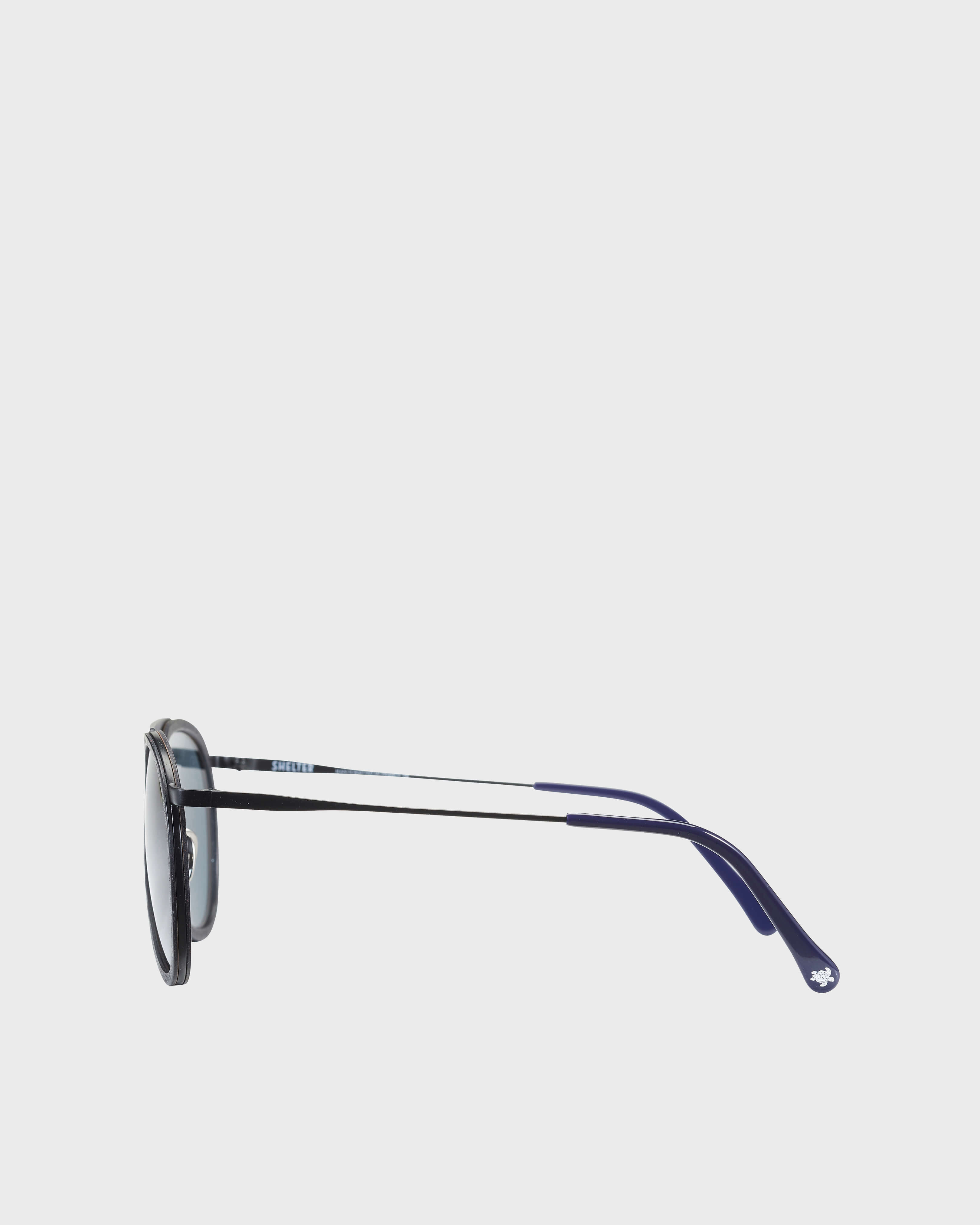 Solid Unisex-Sonnenbrille mit Holz – VBQ x Shelter SCHWARZ frontworn view