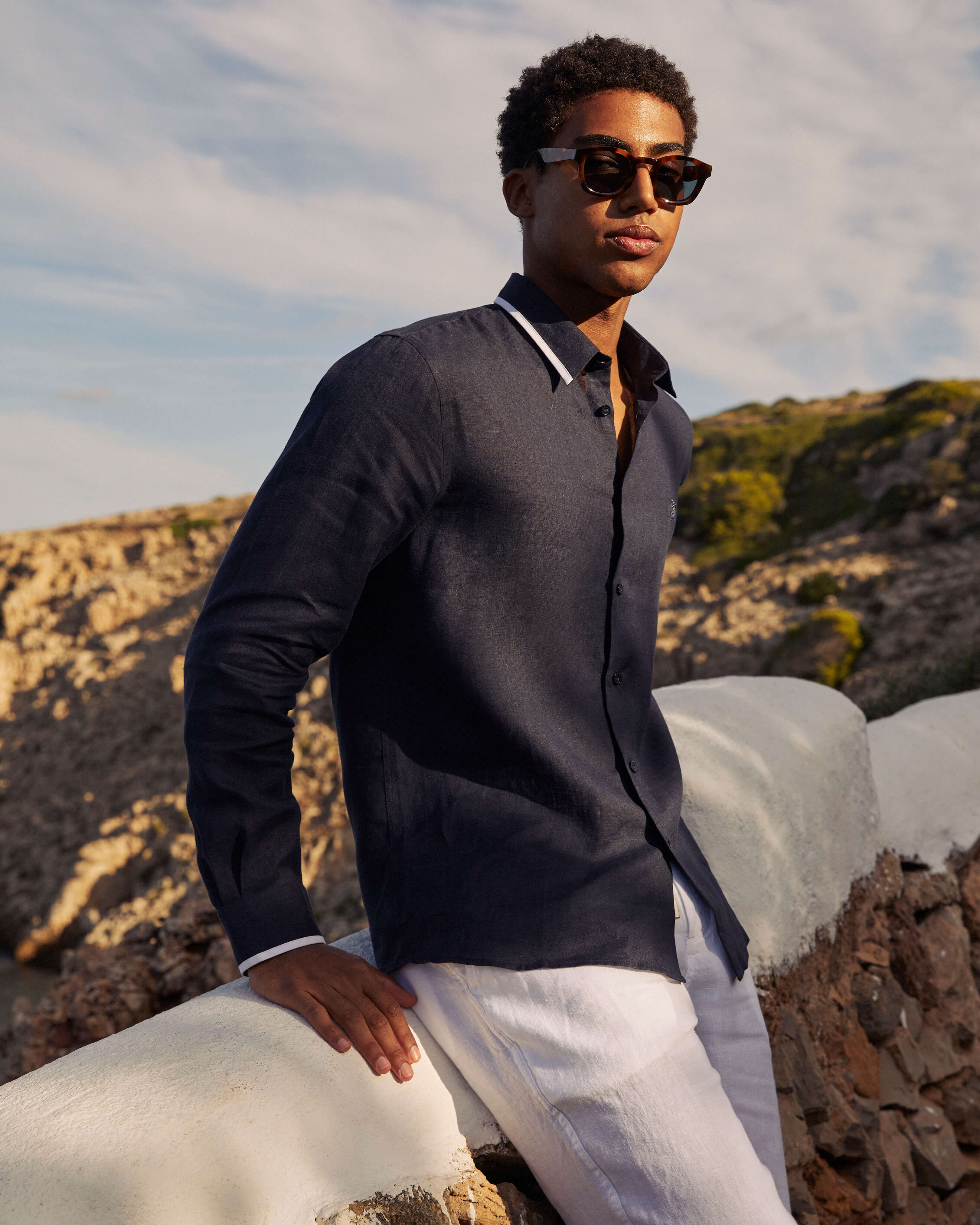 Chemise en lin homme BLEU MARINE lifestyle view