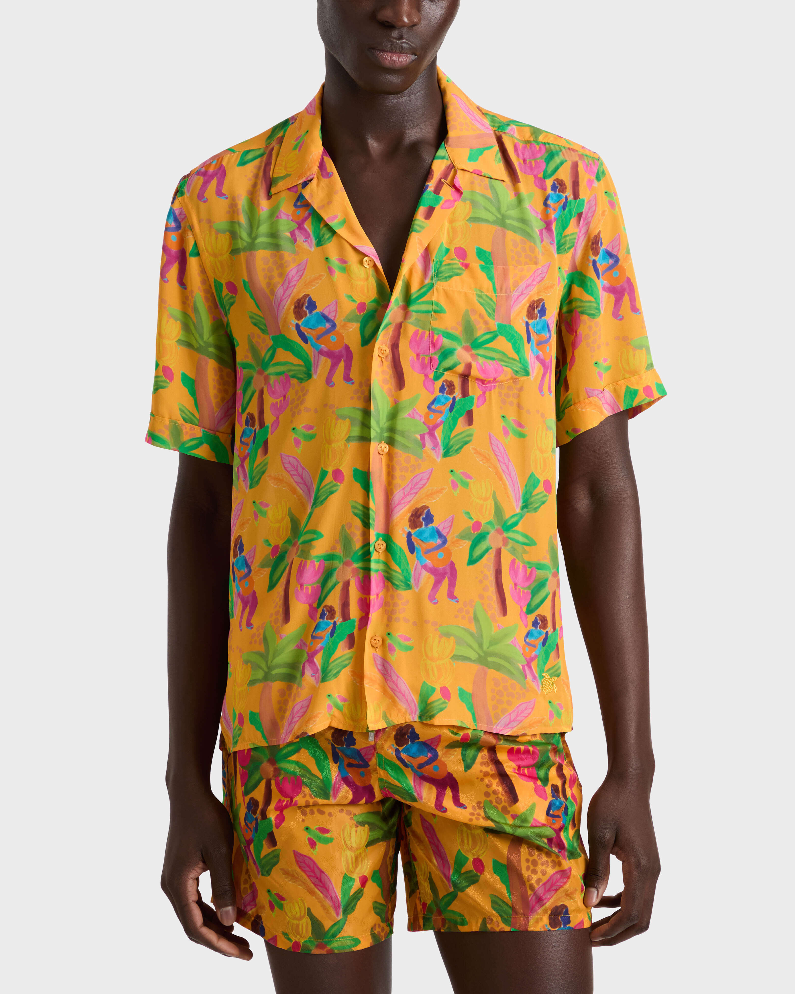 Camisa de bolos en seda habutai de viscosa con estampado Tropicalia para hombre MANGO frontworn view