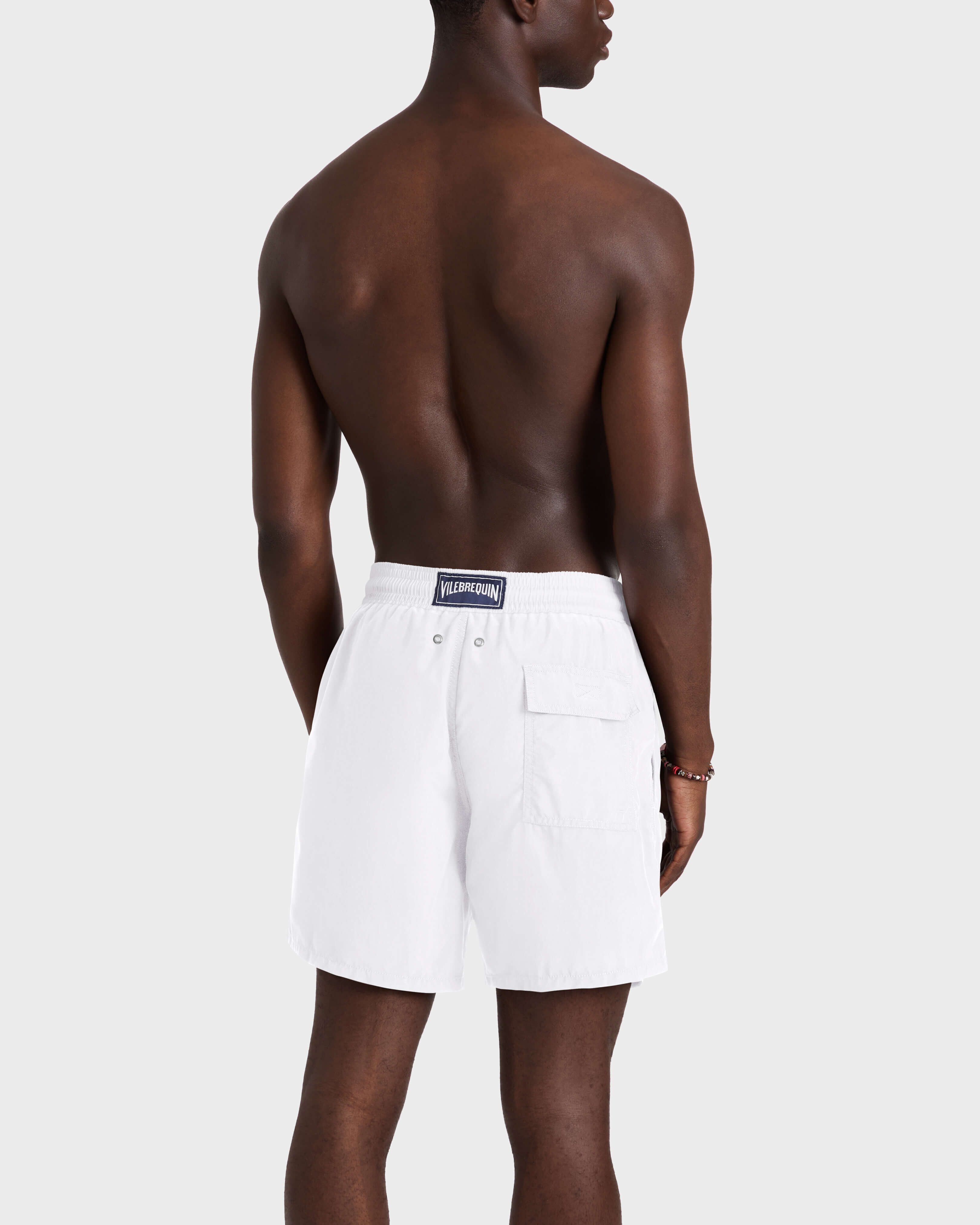 Bañador con parche bordado de Los Angeles Lakers para hombre - Vilebrequin x Los Angeles Lakers BLANCO backworn view