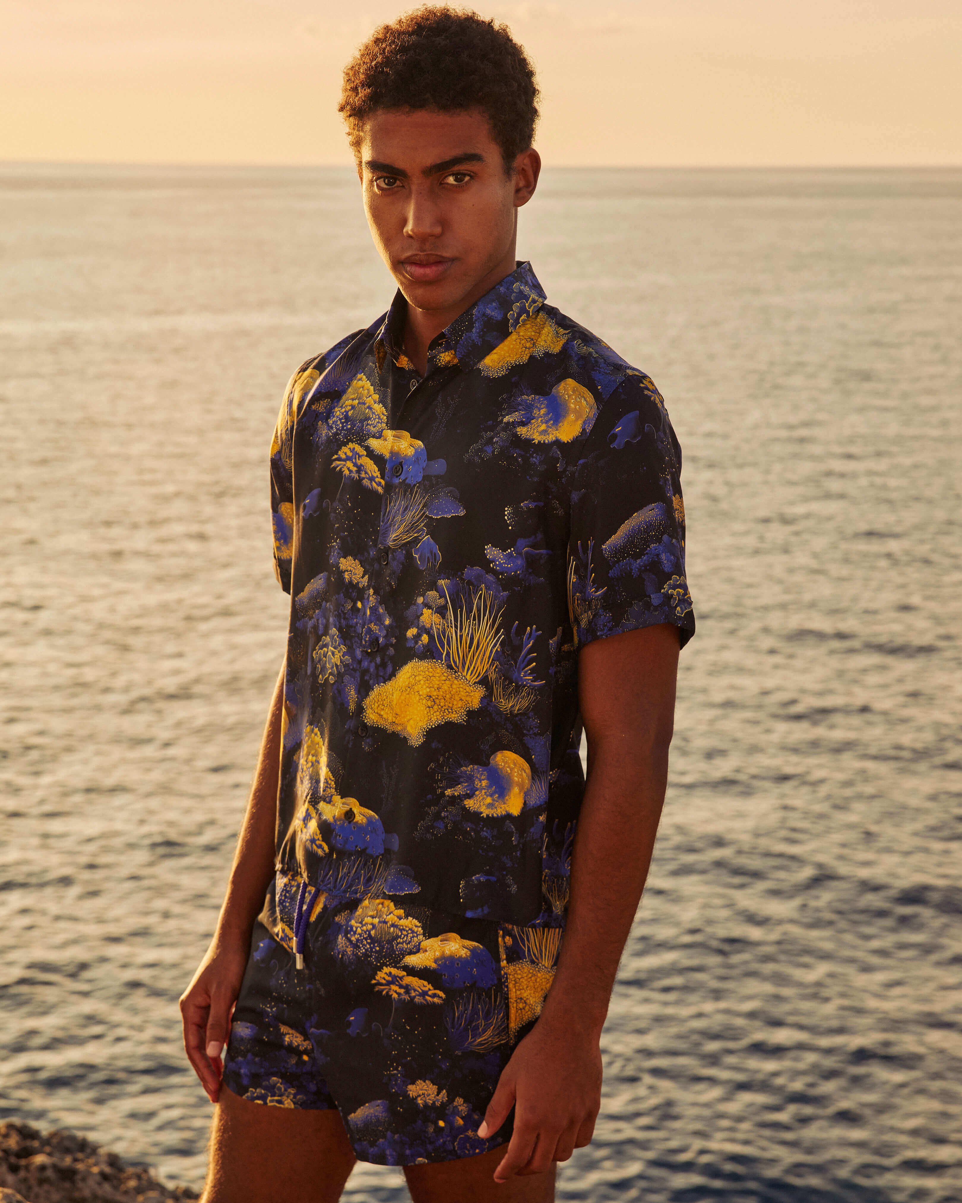 Kurze Coral Reef Stretch-Badeshorts für Herren SCHWARZ lifestyle view