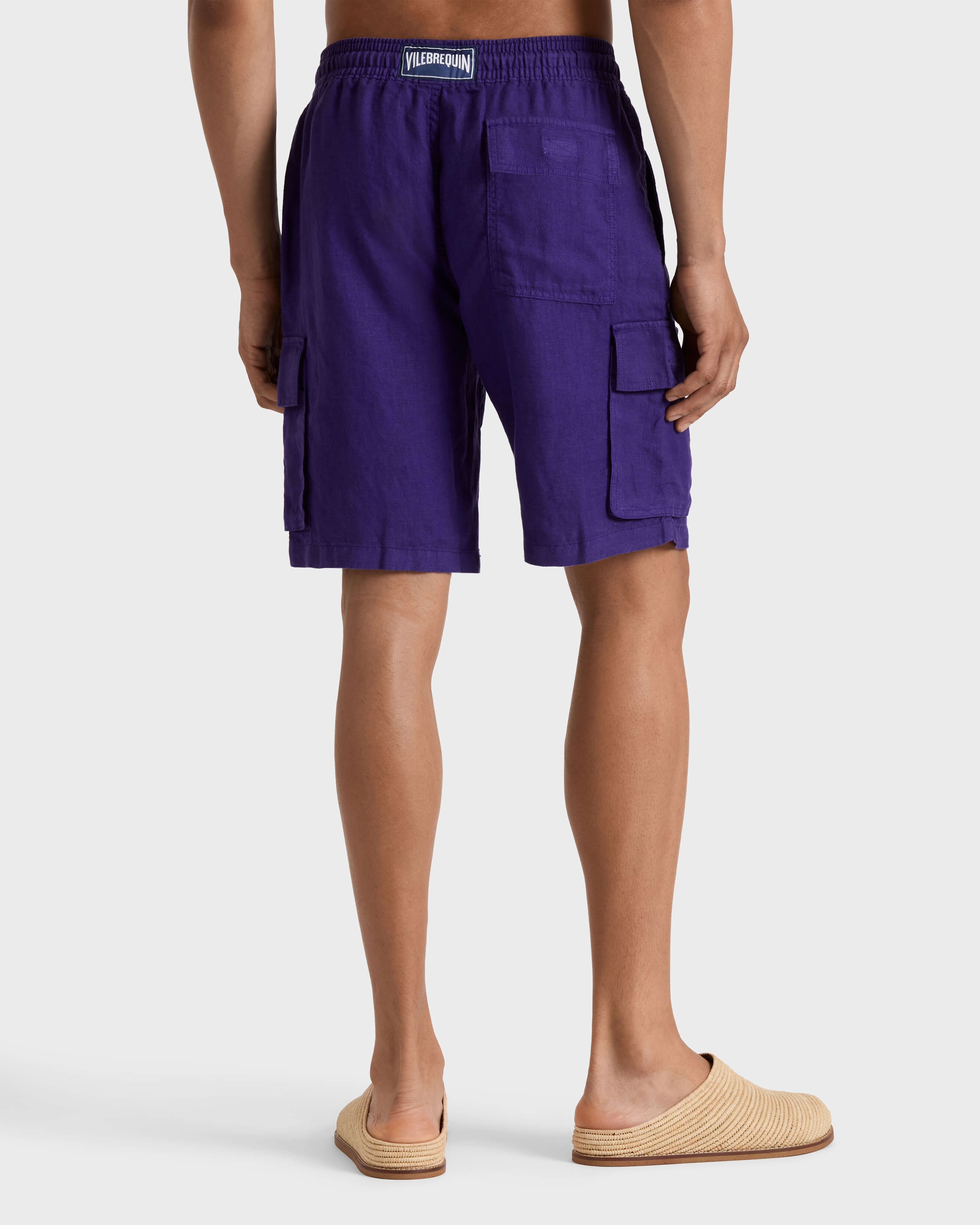 Bermudas de lino para hombre con bolsillos cargo VIOLETTE backworn view