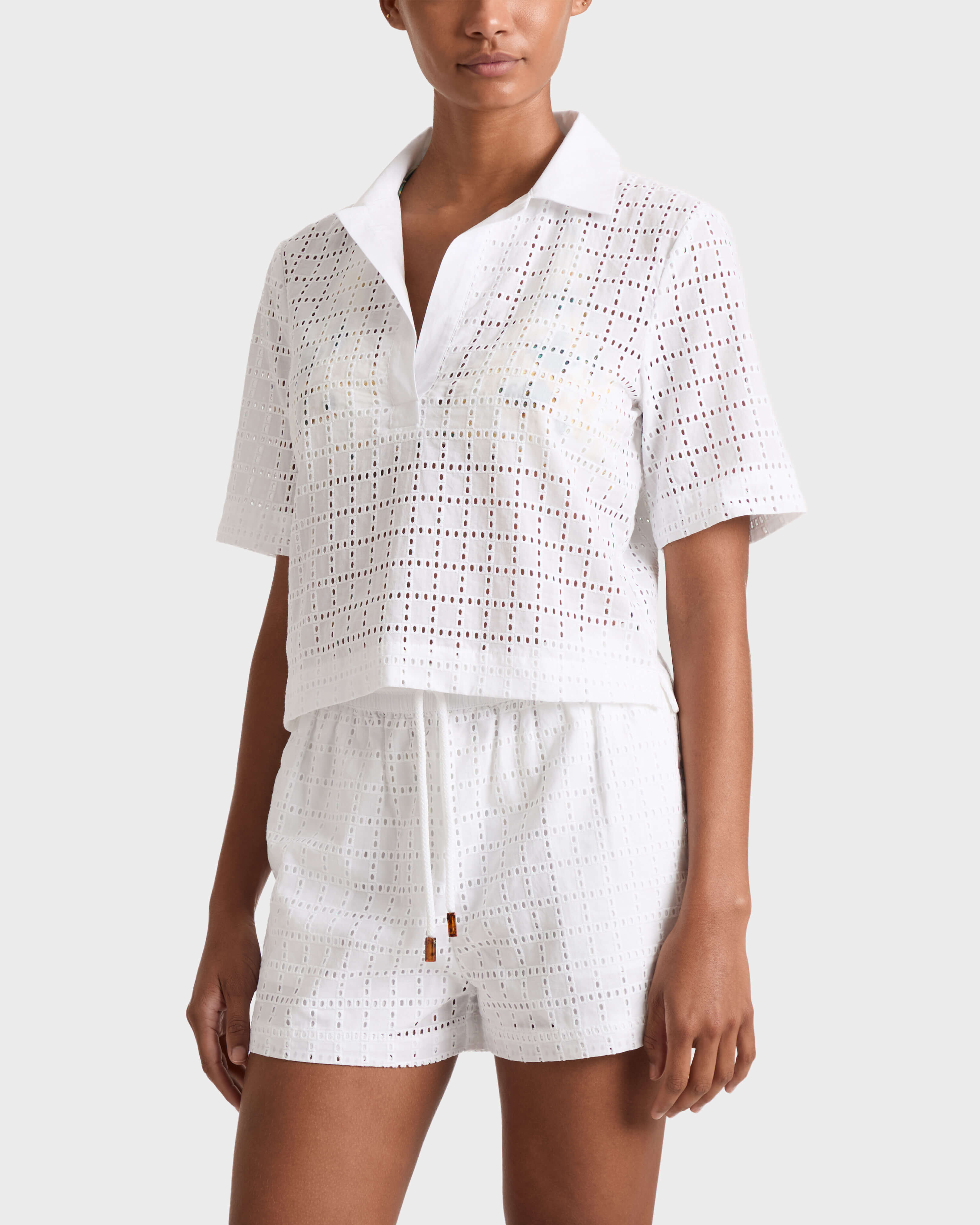 Pantalones cortos de bordado suizo geométrico para mujer BLANCO frontworn view