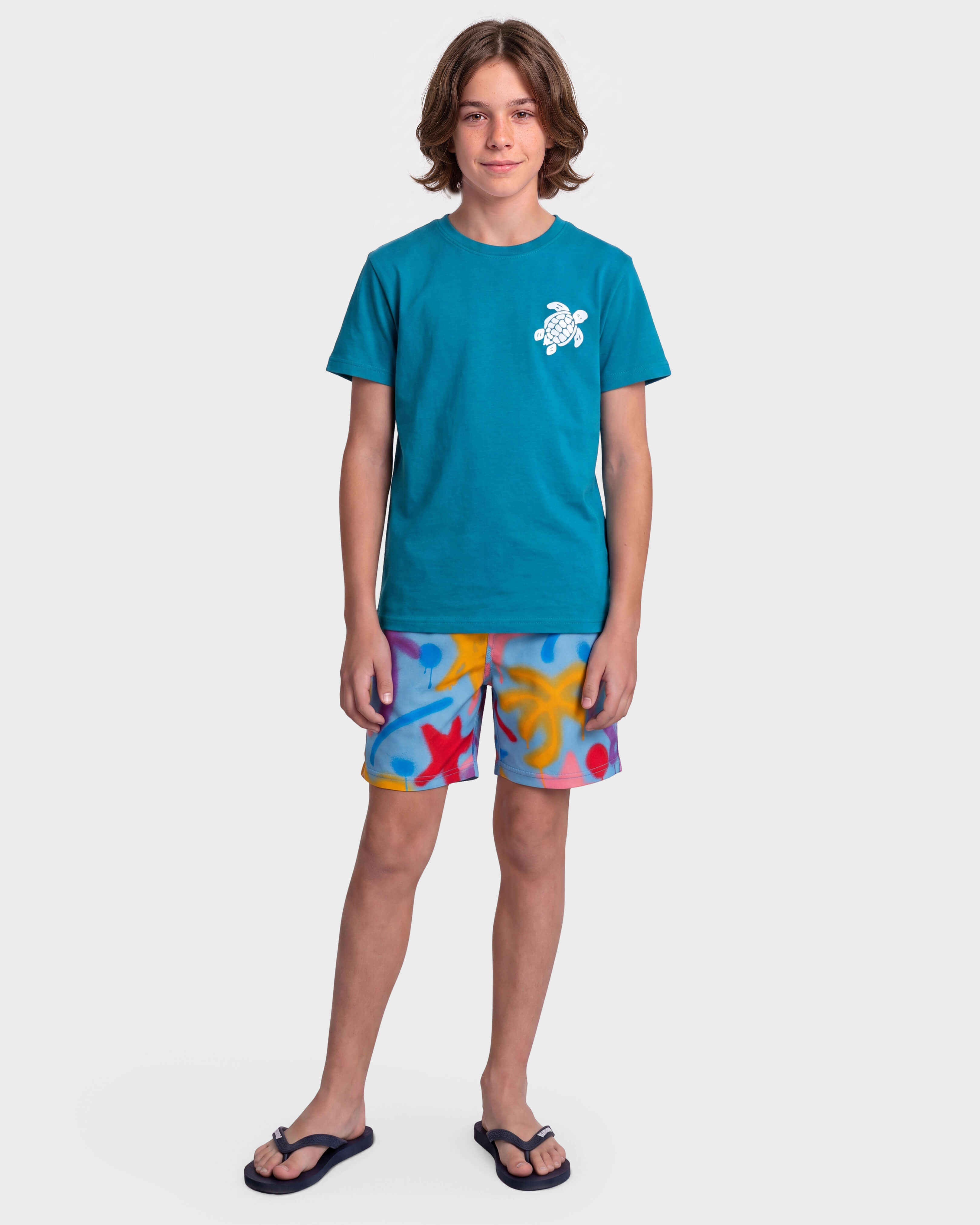 Camiseta de algodón orgánico con tortuga bordada para niño COIN COIN frontworn view
