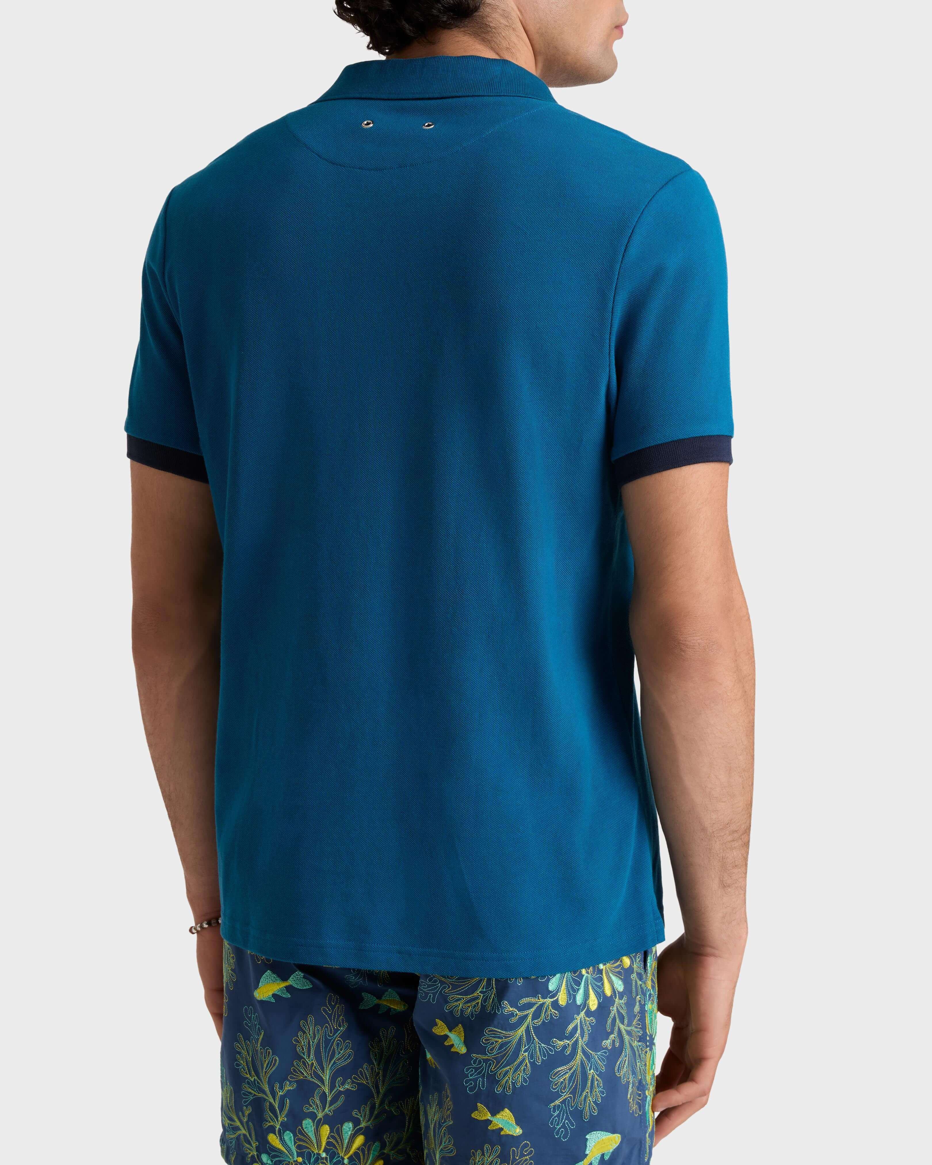 Polo de algodón de color liso para hombre PEACOCK backworn view