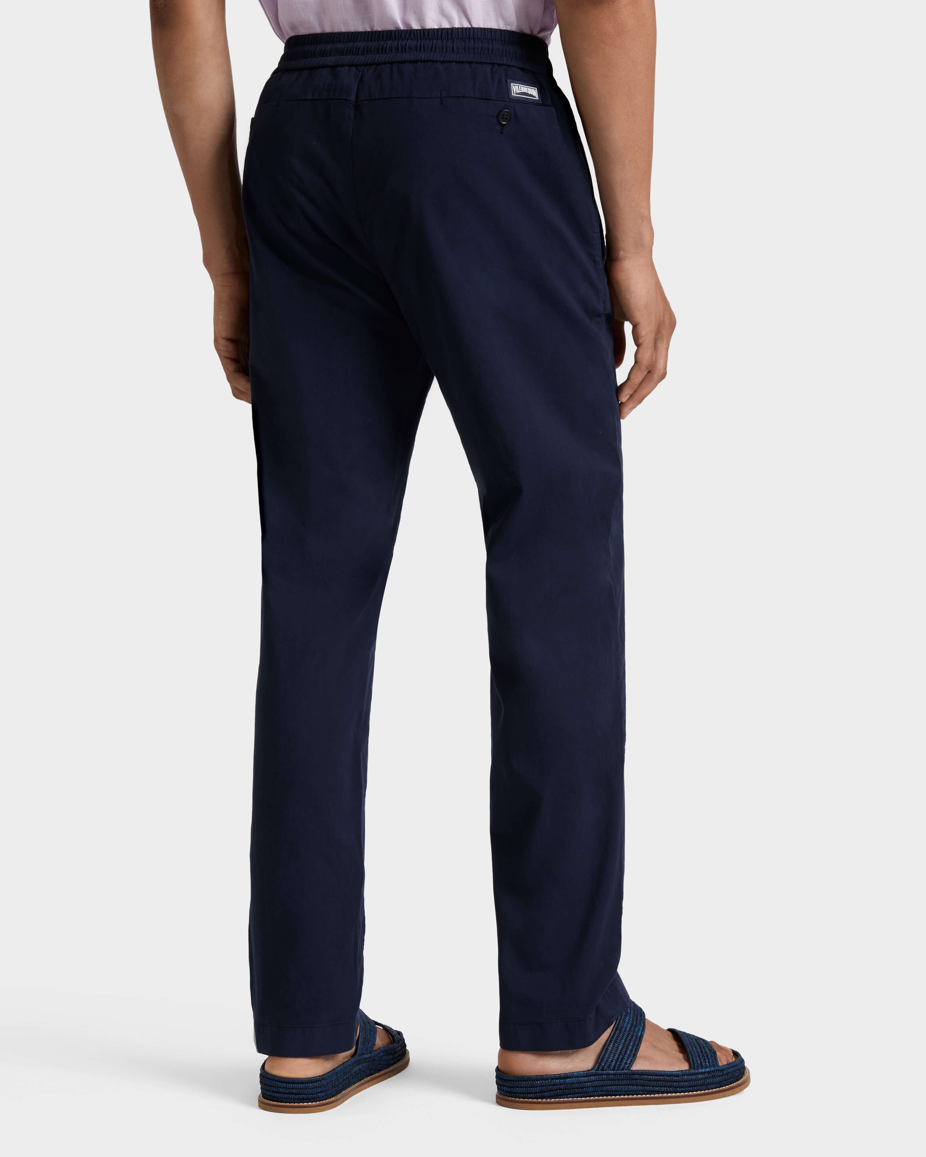 Pantalon en coton satin homme uni BLEU MARINE backworn view