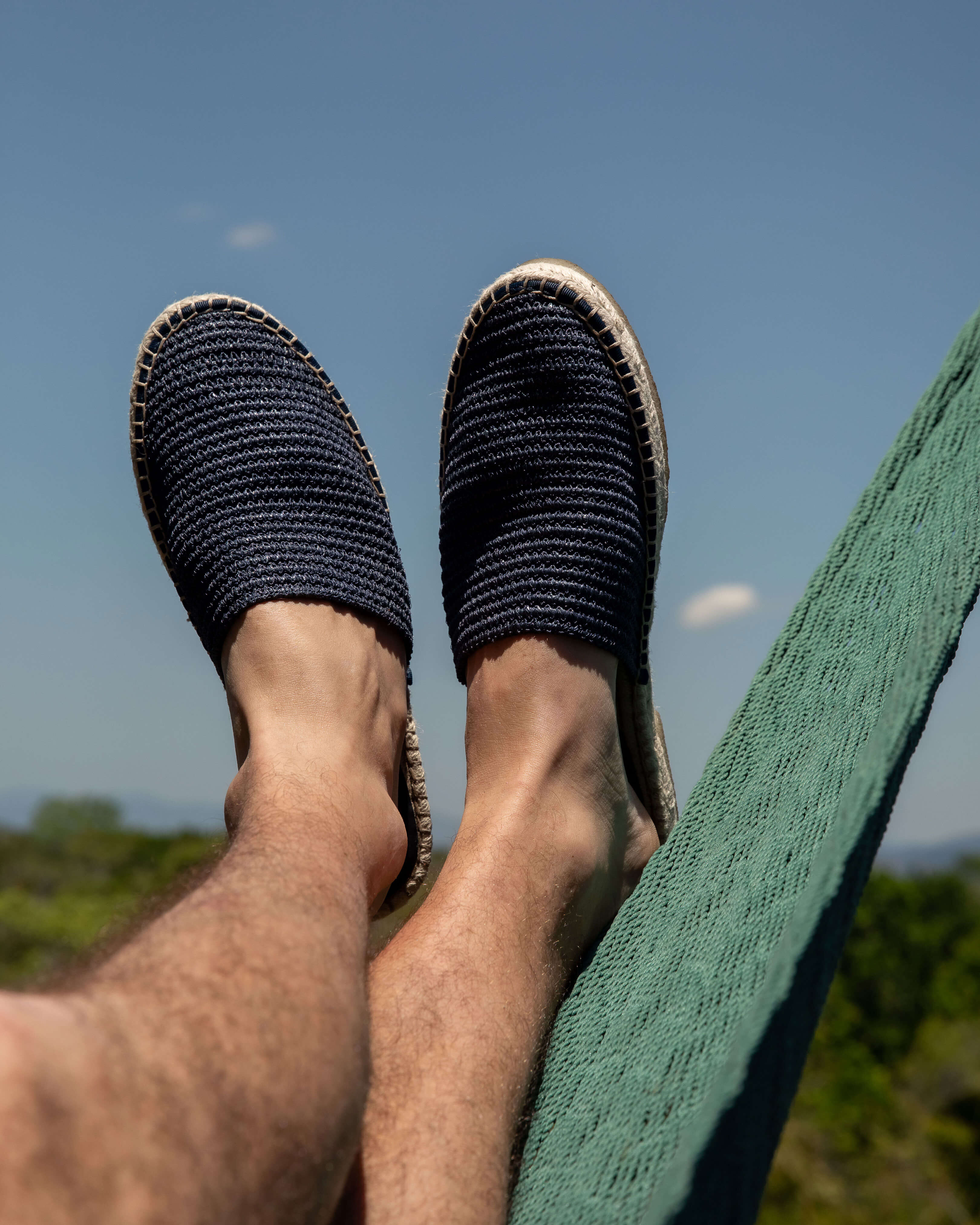 Herren Pantoletten in Bast-Optik Uni MARINEBLAU lifestyle view