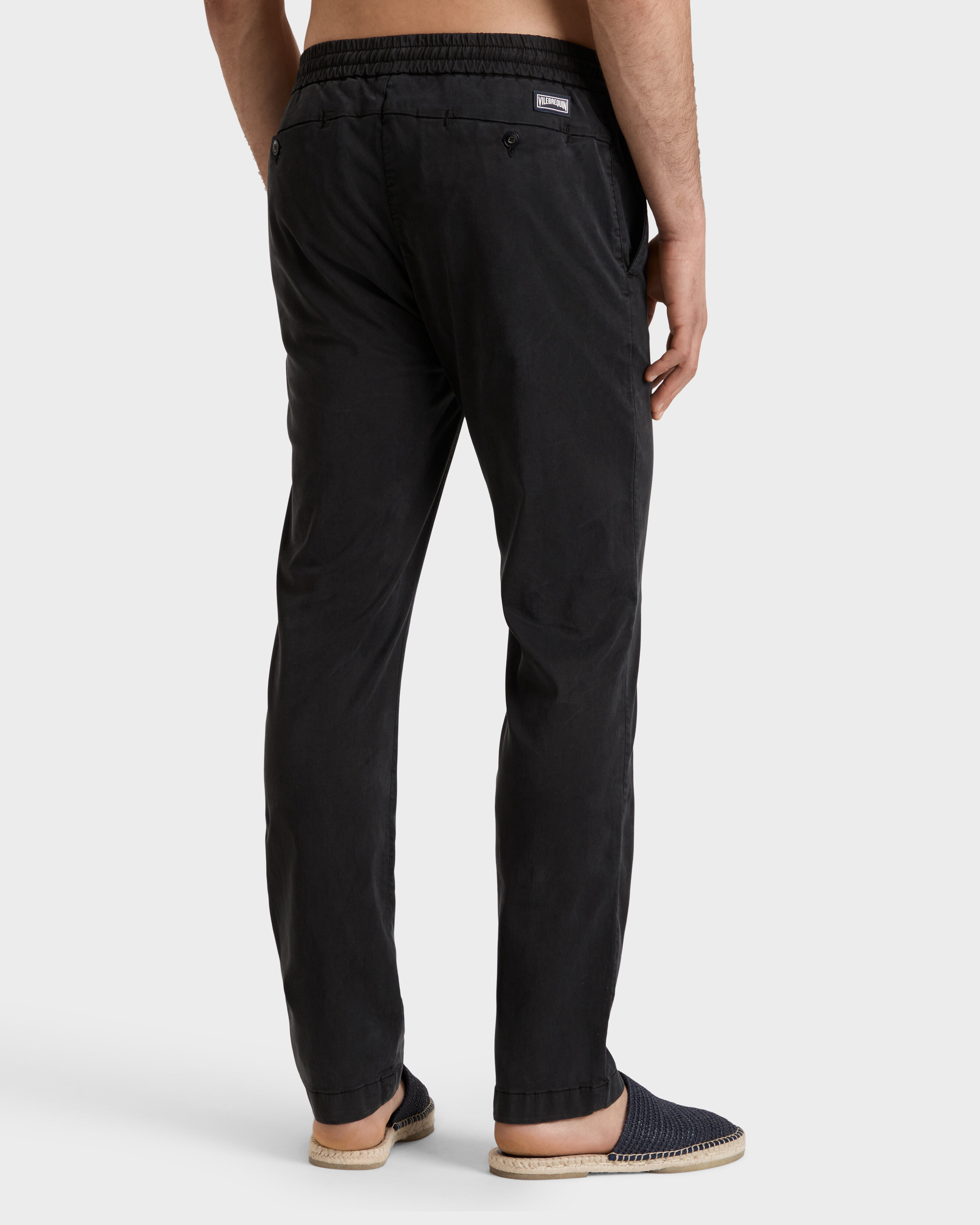 Pantalón de algodón satén con cintura elástica Solid para hombre NEGRO backworn view