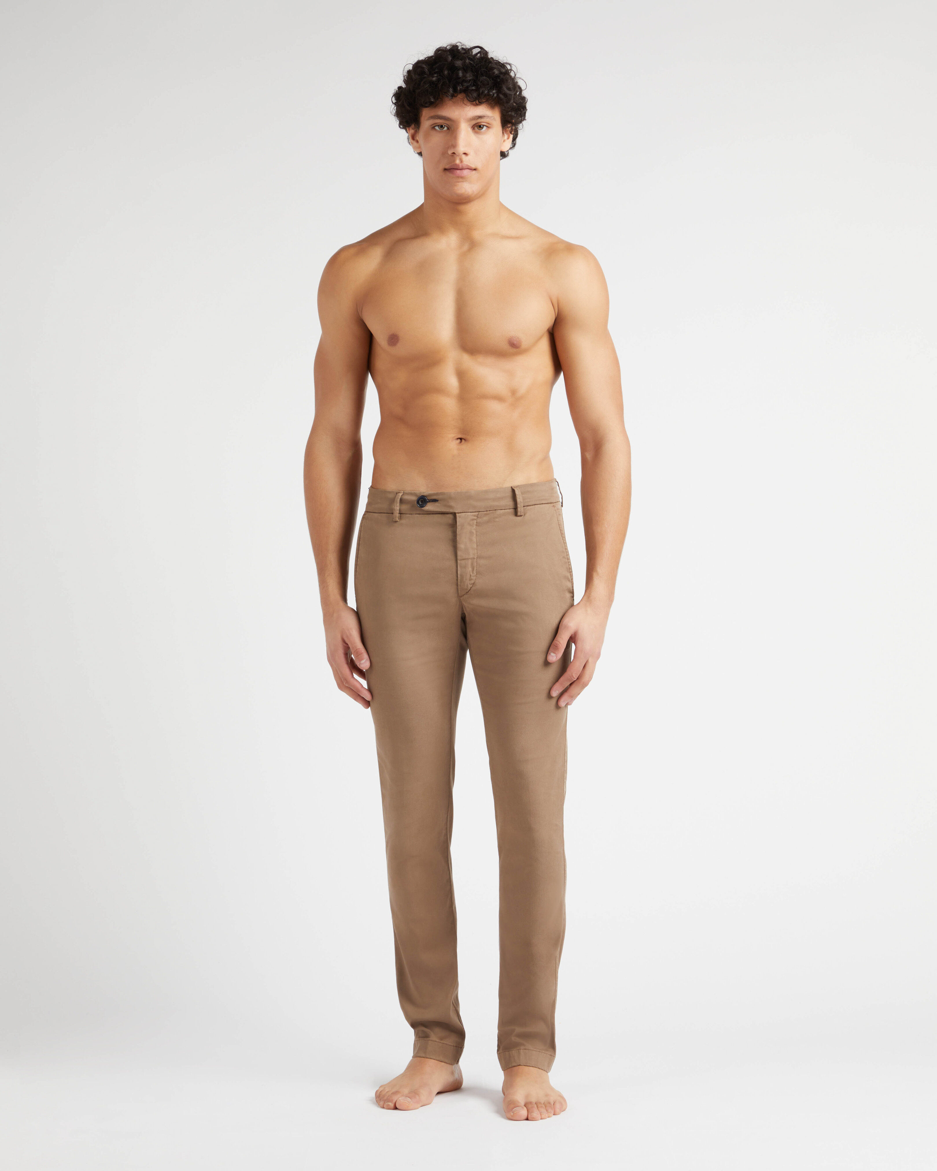 Pantaloni chino uomo in cotone e Tencel tinta unita TABACCO frontworn view