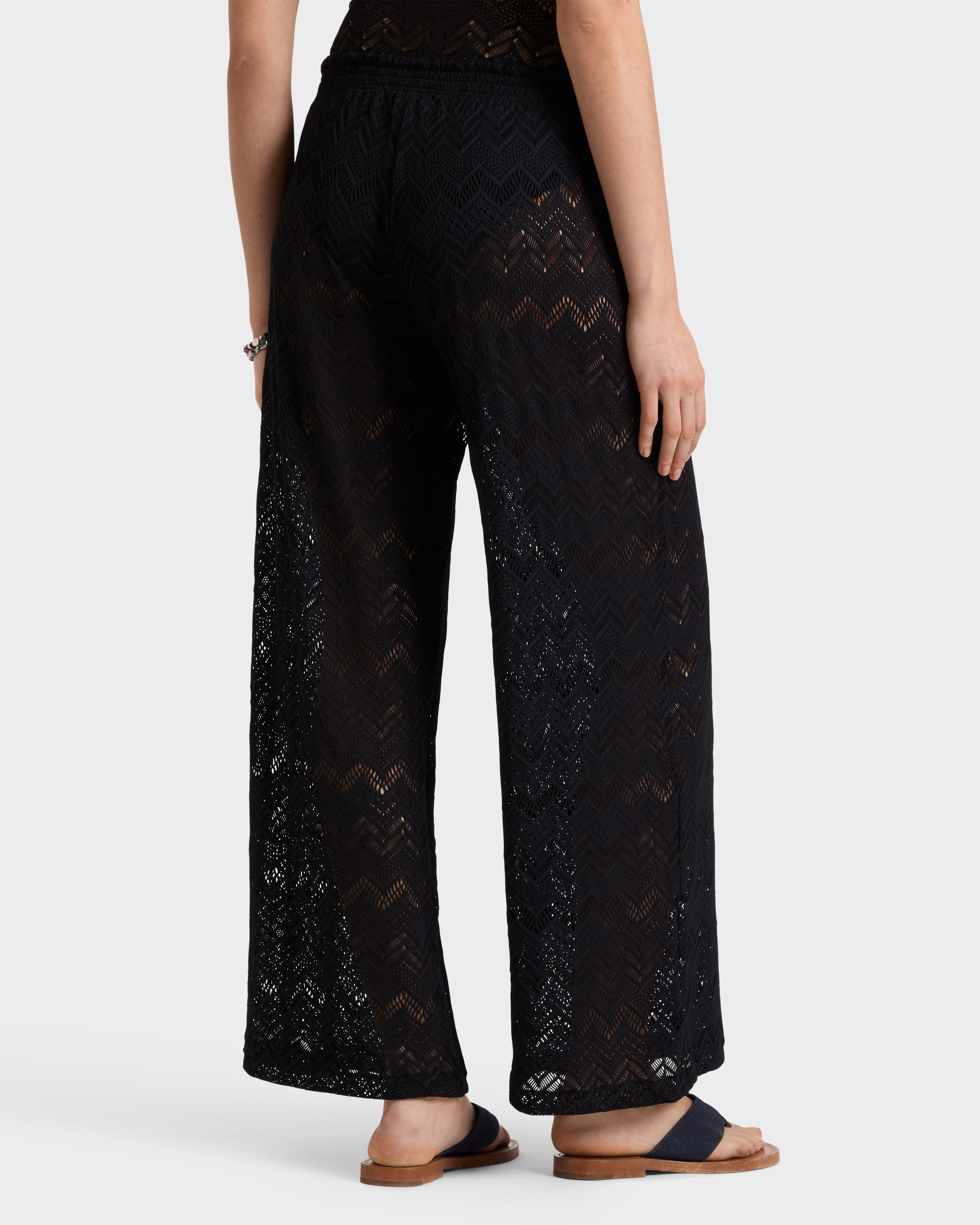 Pantaloni donna a gamba ampia in mesh NERO backworn view