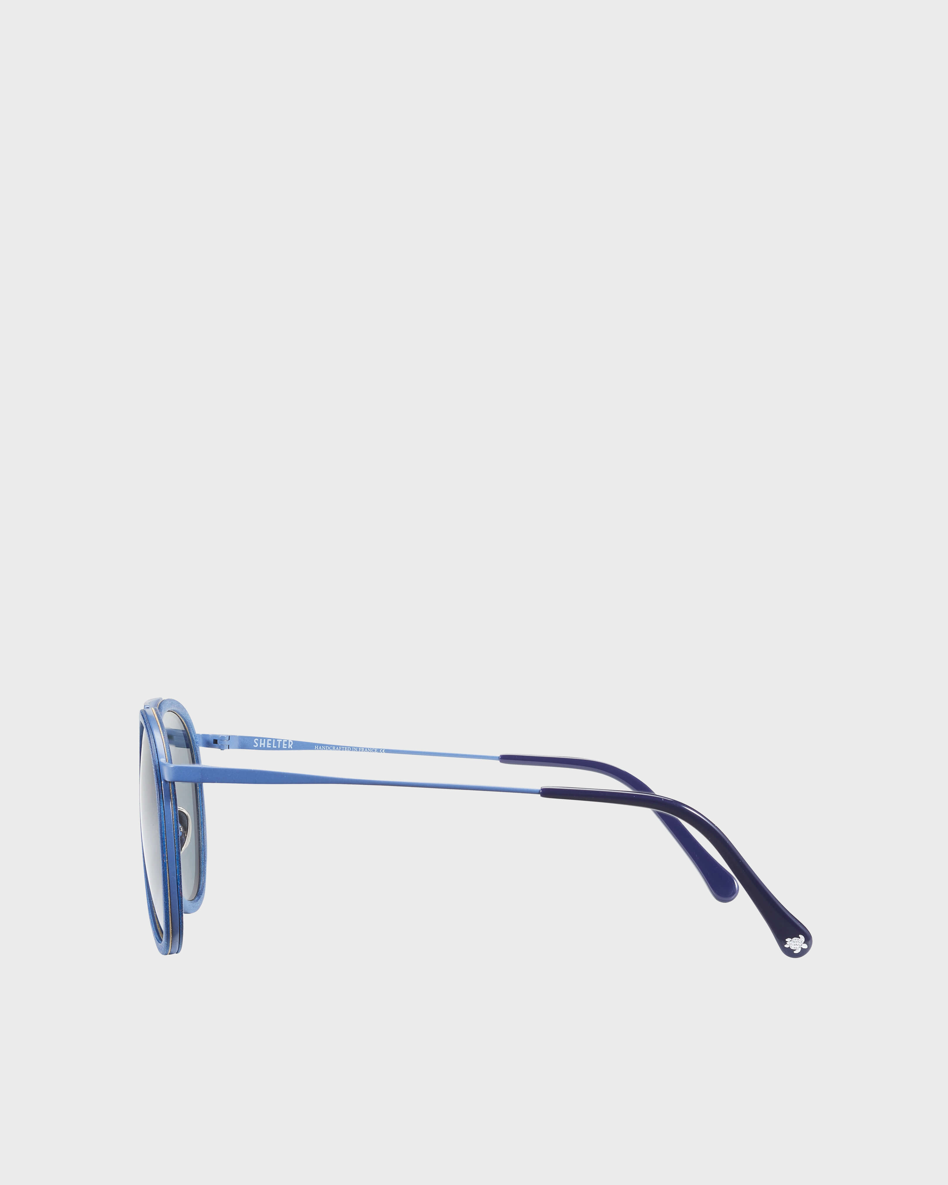 Gafas de sol de madera de color liso de VBQ x Shelter STORM frontworn view