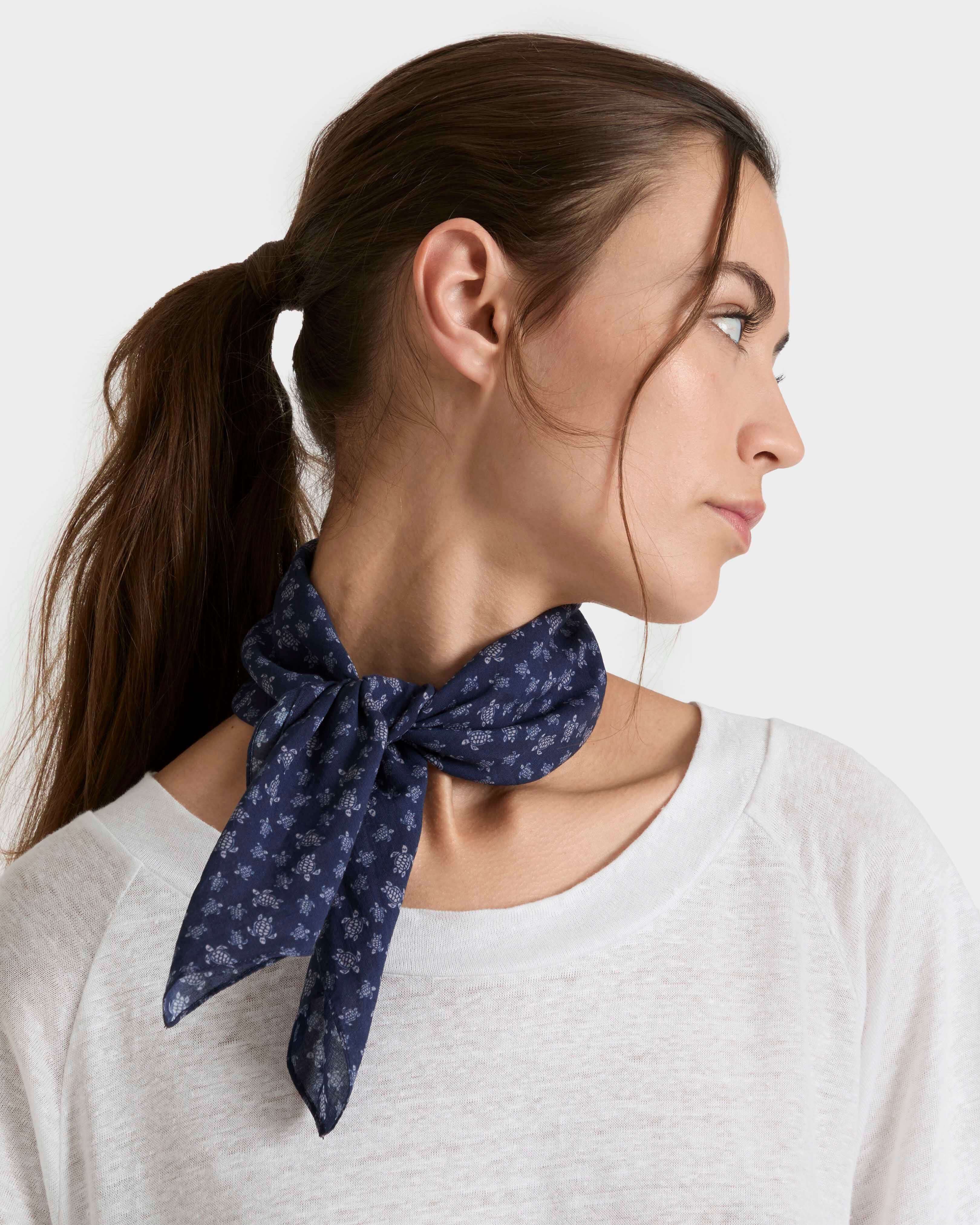 Pañuelo de gasa de algodón con estampado Micro Ronde des Tortues OURAGAN frontworn view