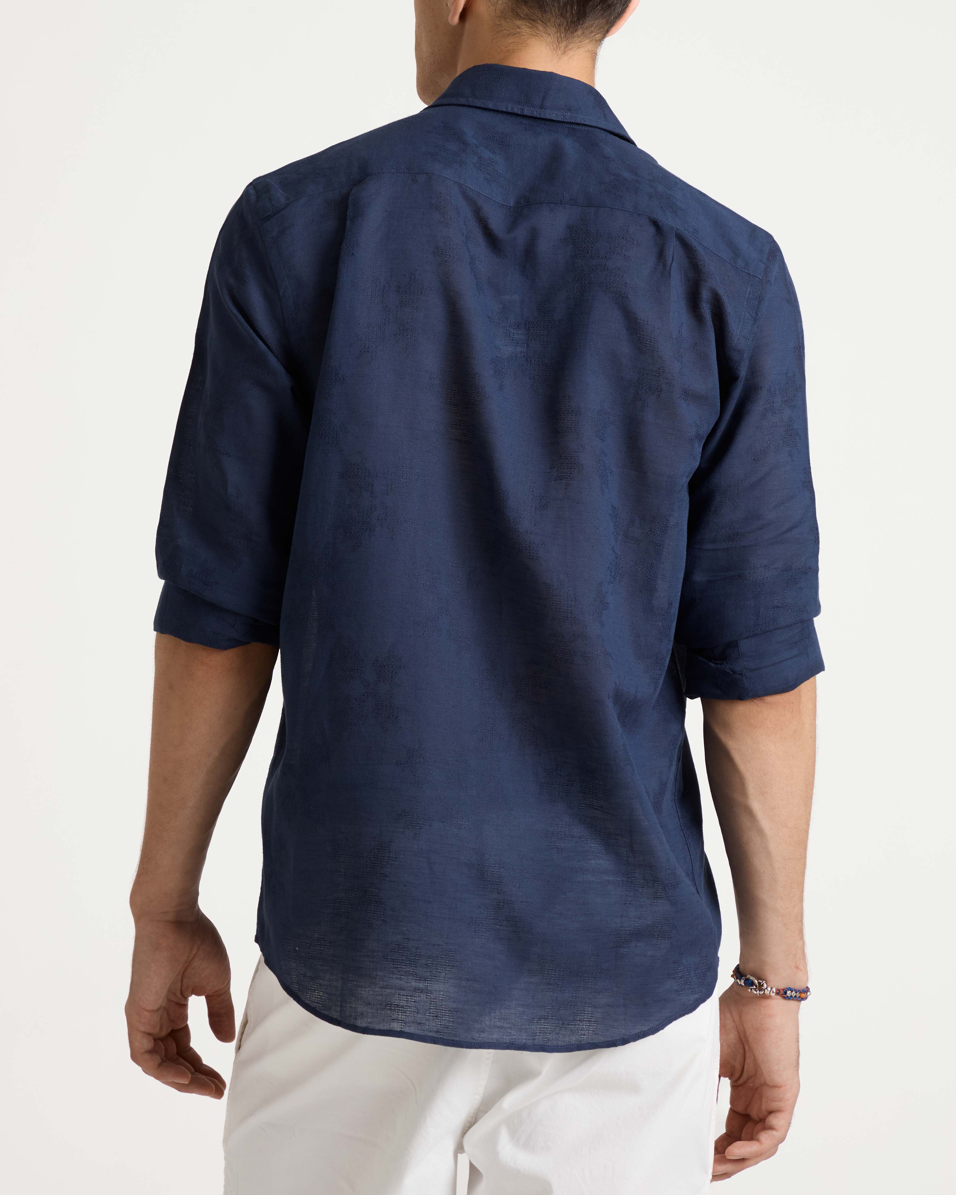 Camisa de lino y algodón Turtle Monogram para hombre AZUL MARINO backworn view