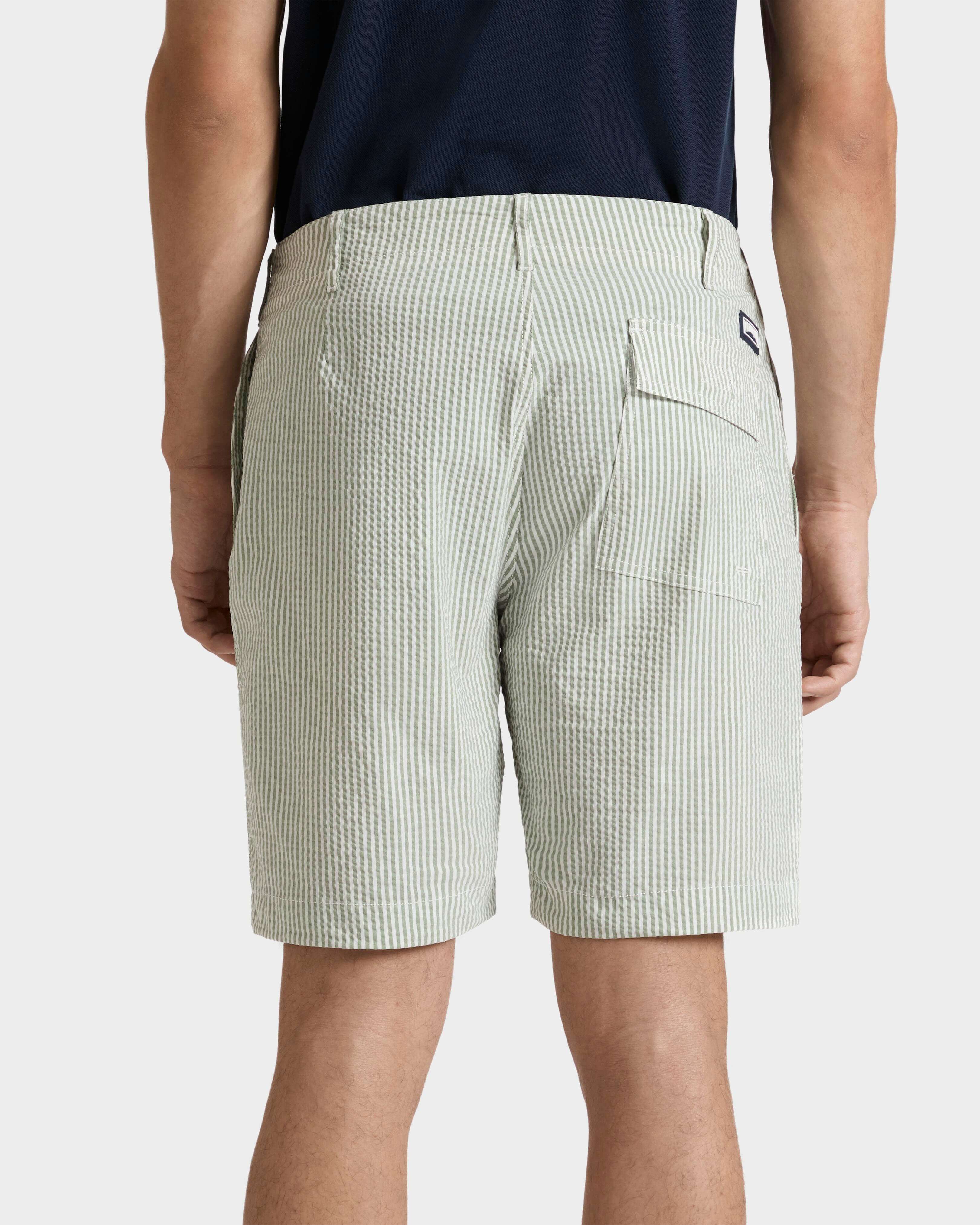 Bermuda uomo in cotone elasticizzato seersucker a righe CACHI backworn view