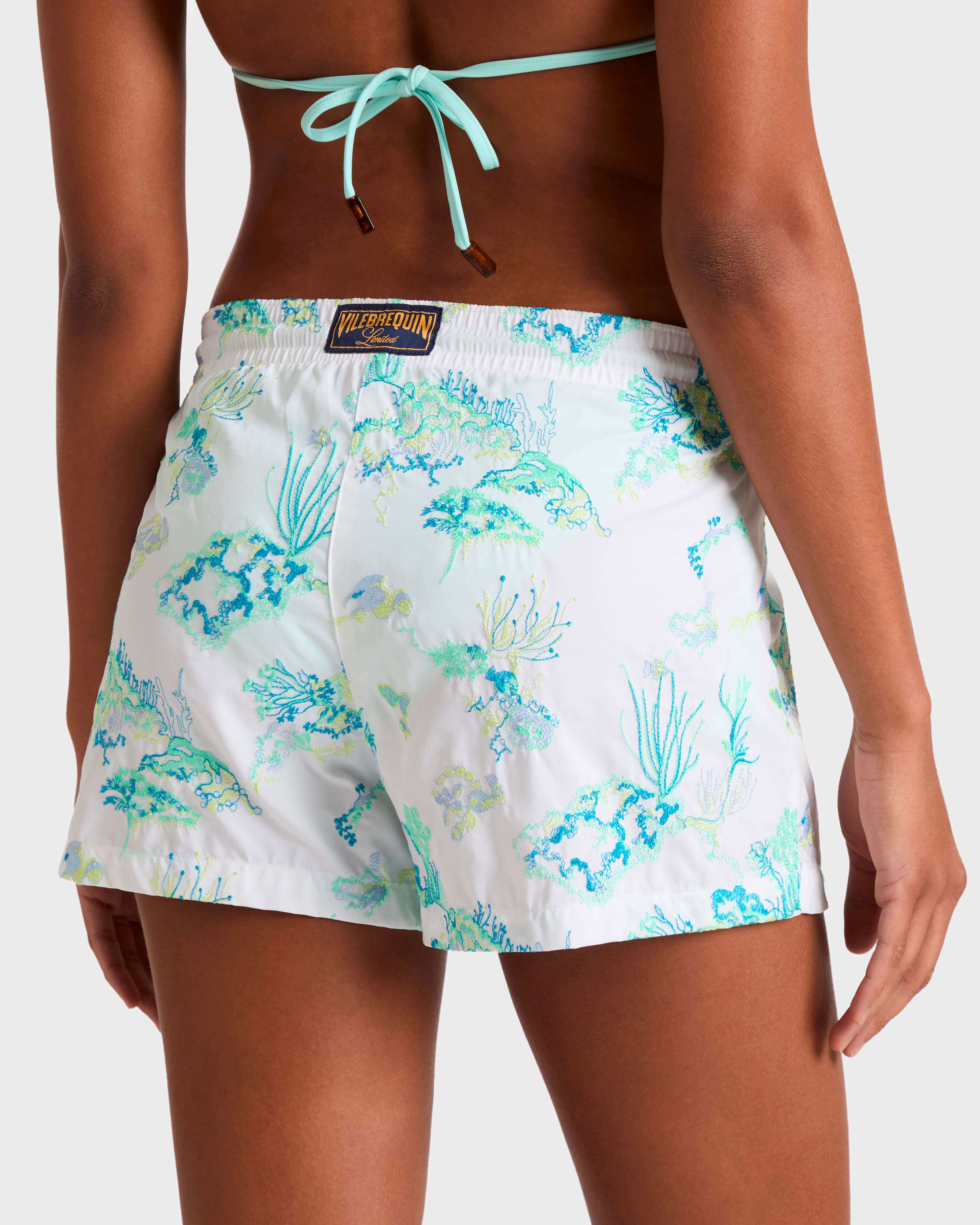 Pantalón corto de baño elástico bordado con motivo Coral Reef para mujer - Edición limitada BLANCO backworn view