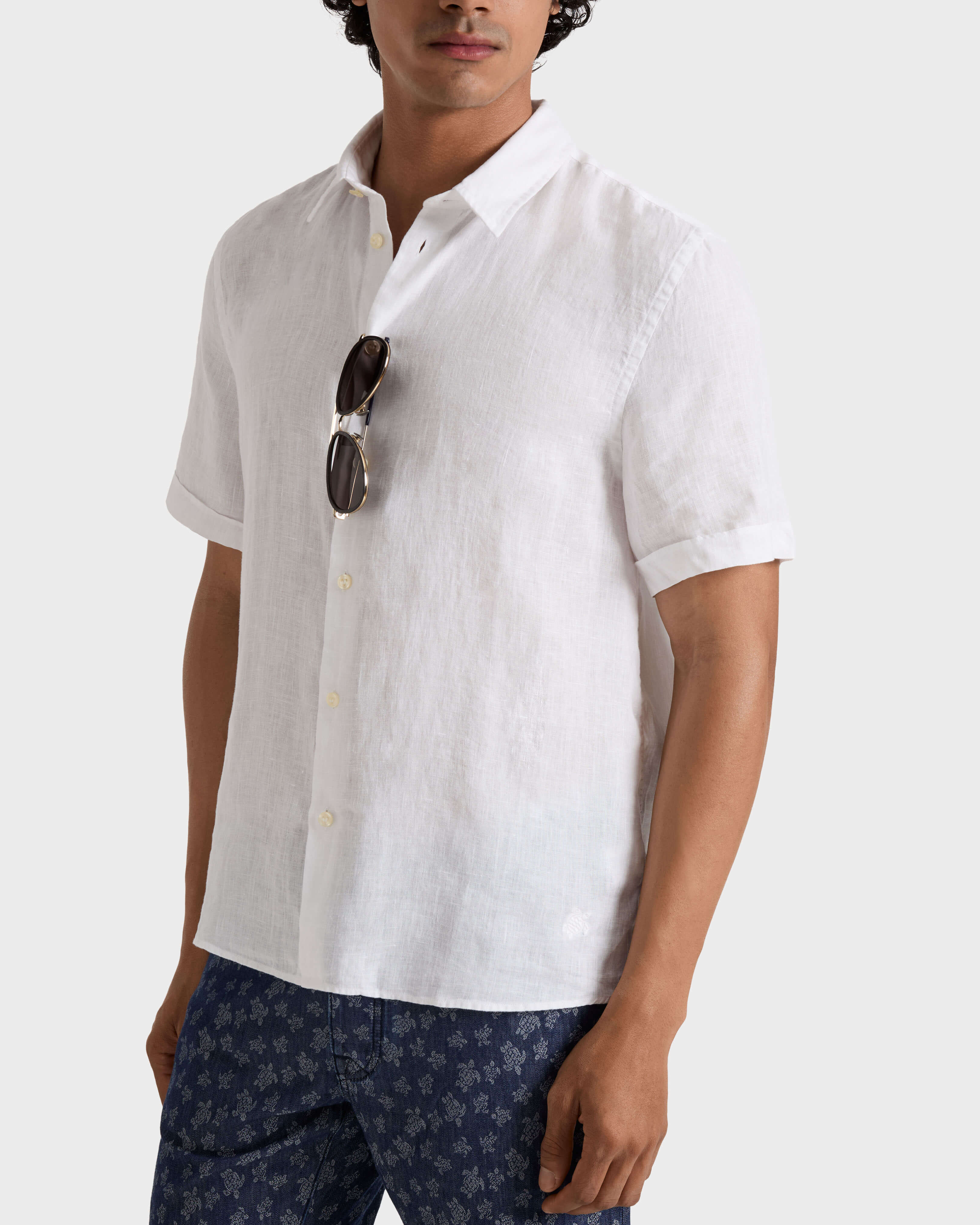 Camisa de lino de manga corta y color liso para hombre BLANCO frontworn view