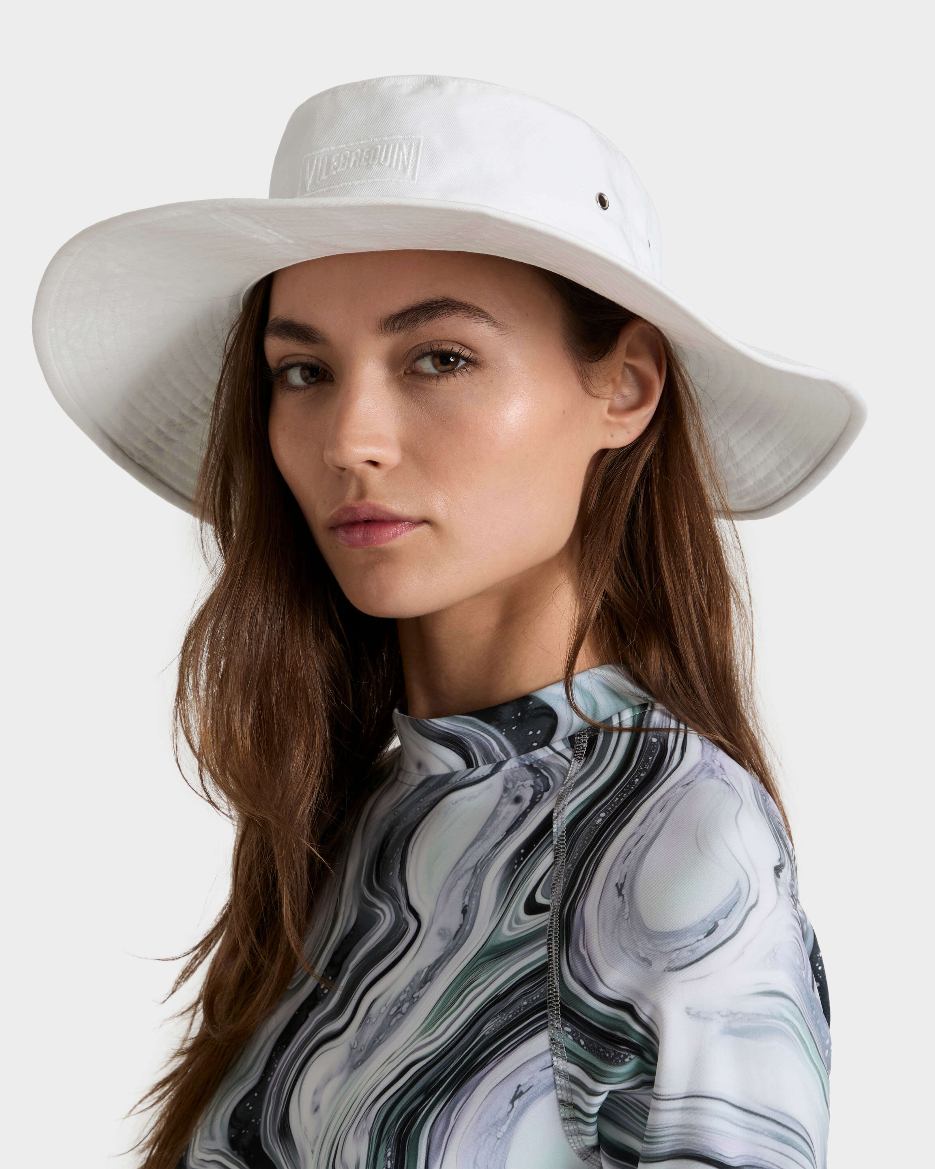 Sombrero bucket BLANCO lifestyle view