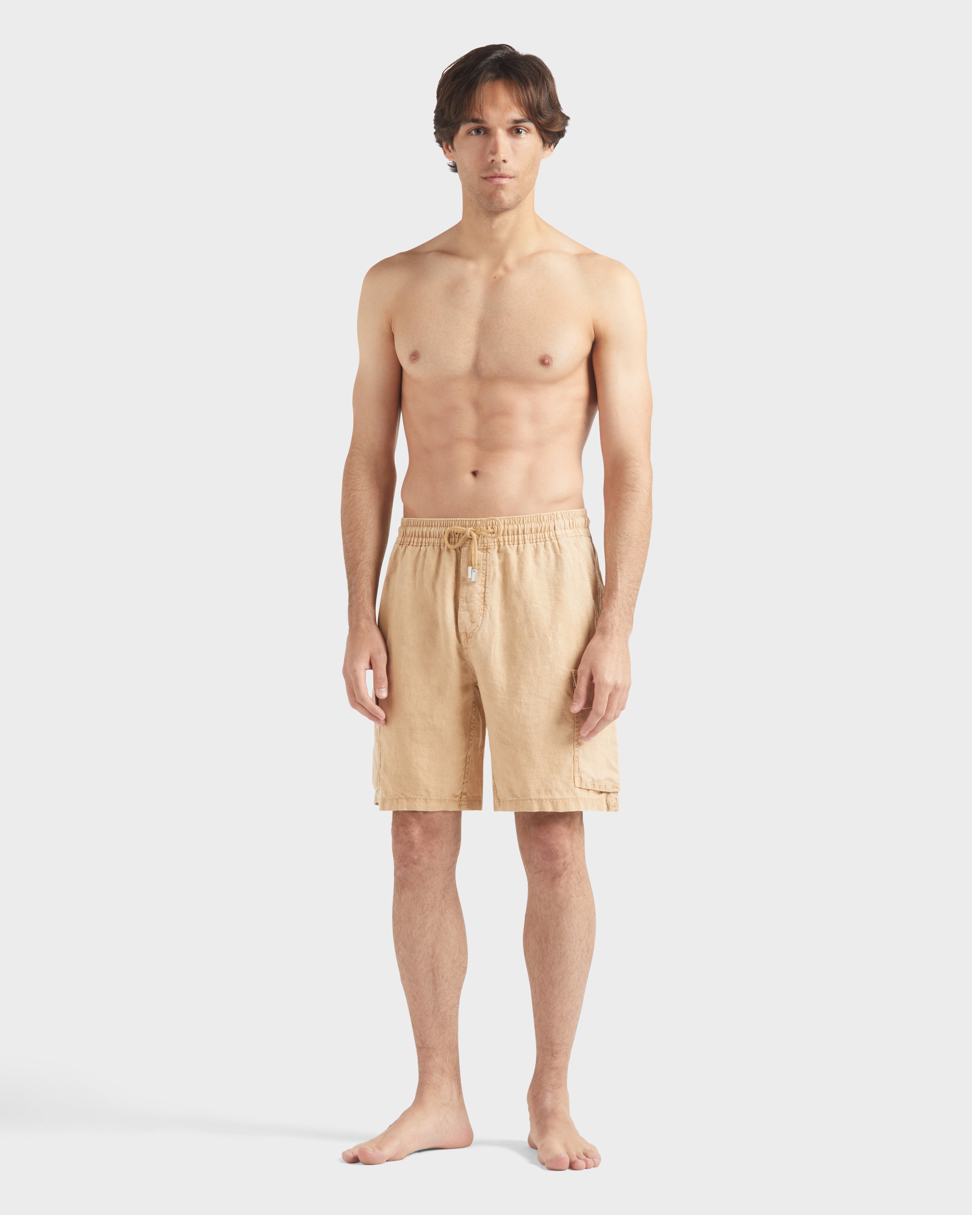 Bermuda uomo in lino con tasche cargo Natural Dye MOCHA frontworn view