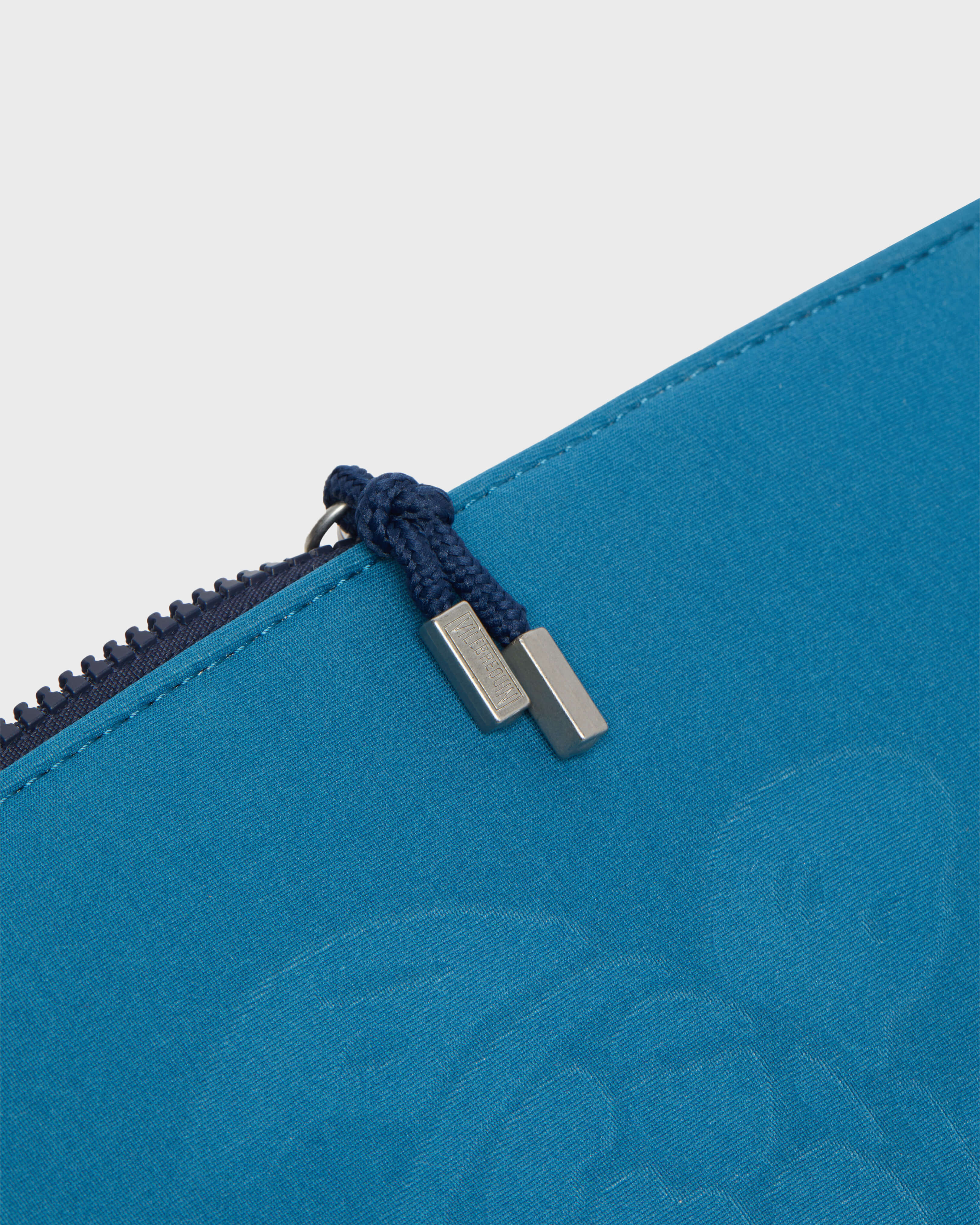 Bolsa de neopreno de color liso unisex PEACOCK back view