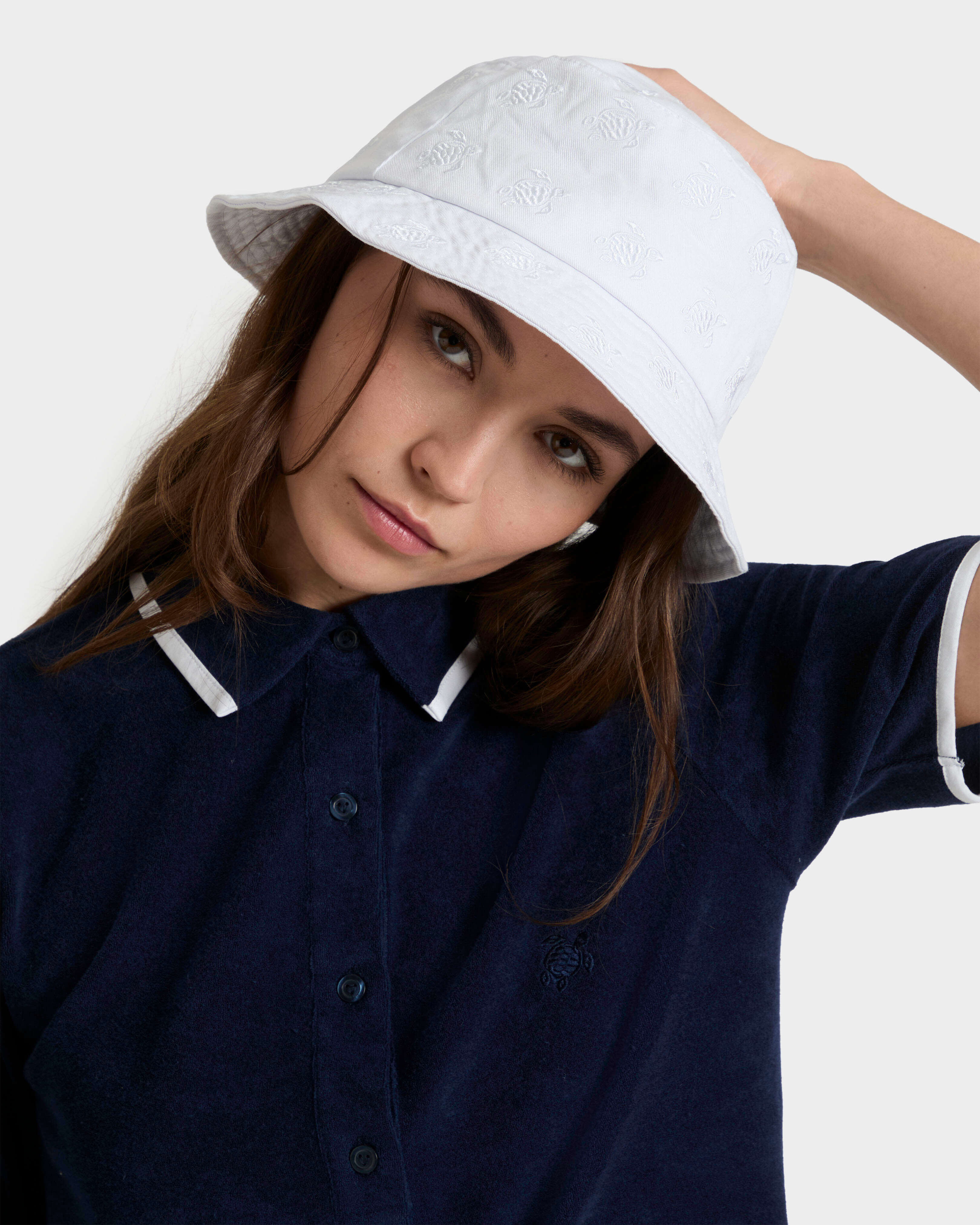 Embroidered Bucket Hat Turtles All Over BLANCO frontworn view