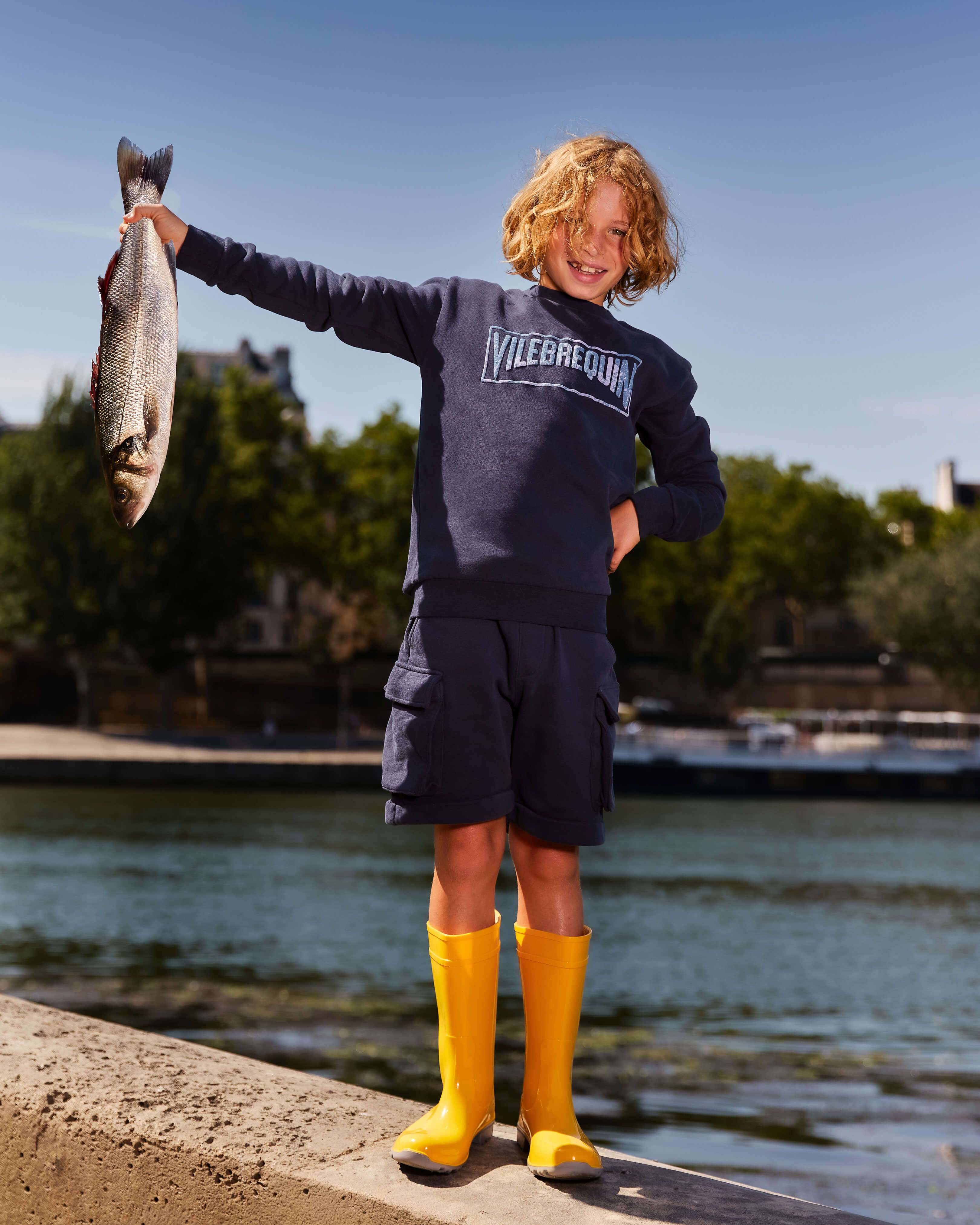 Felpa bambini in cotone biologico con logo floccato Vilebrequin BLU MARINE lifestyle view