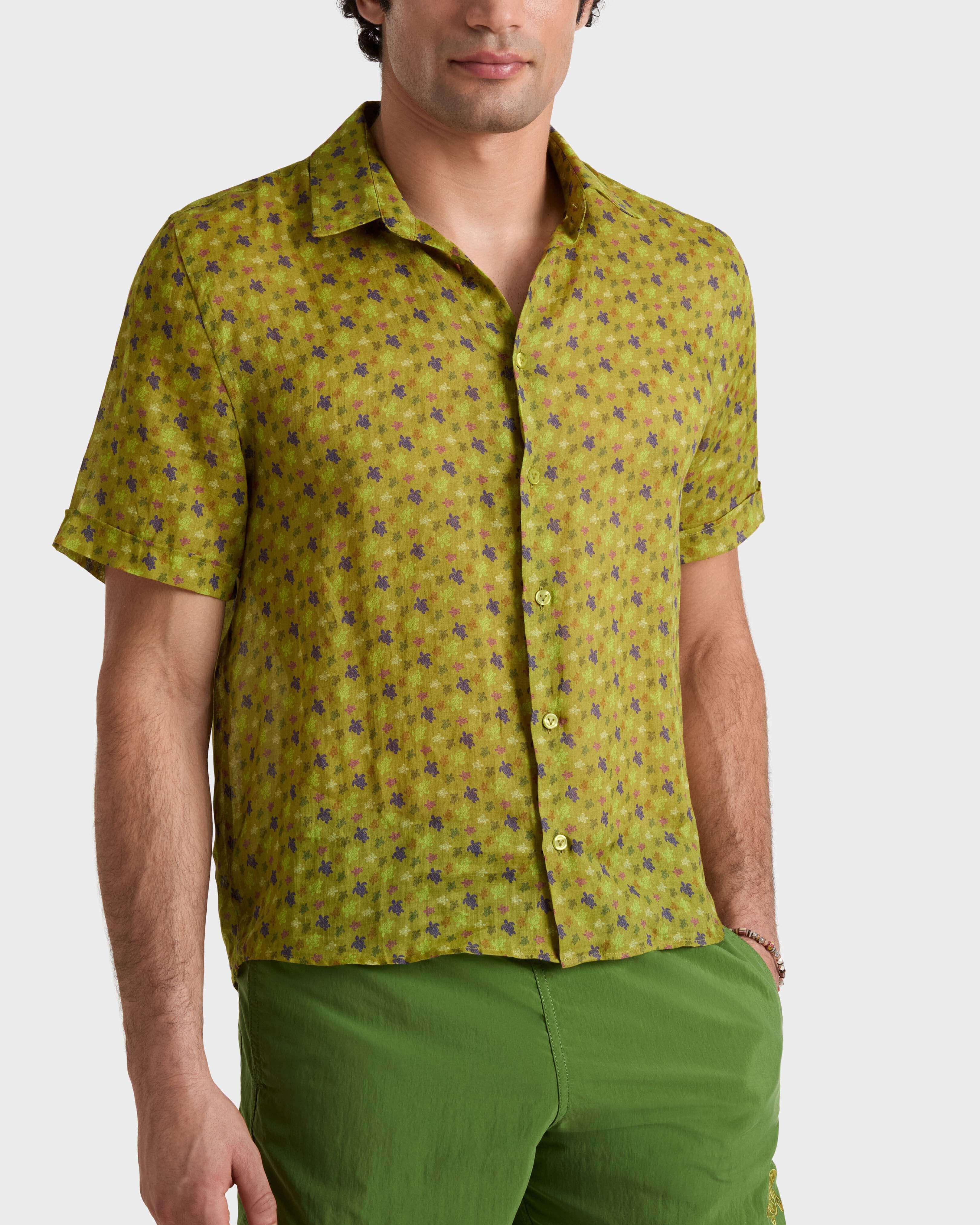 Camicia bowling uomo in ramiè Micro Ronde des Tortues VERDE PALLIDO frontworn view