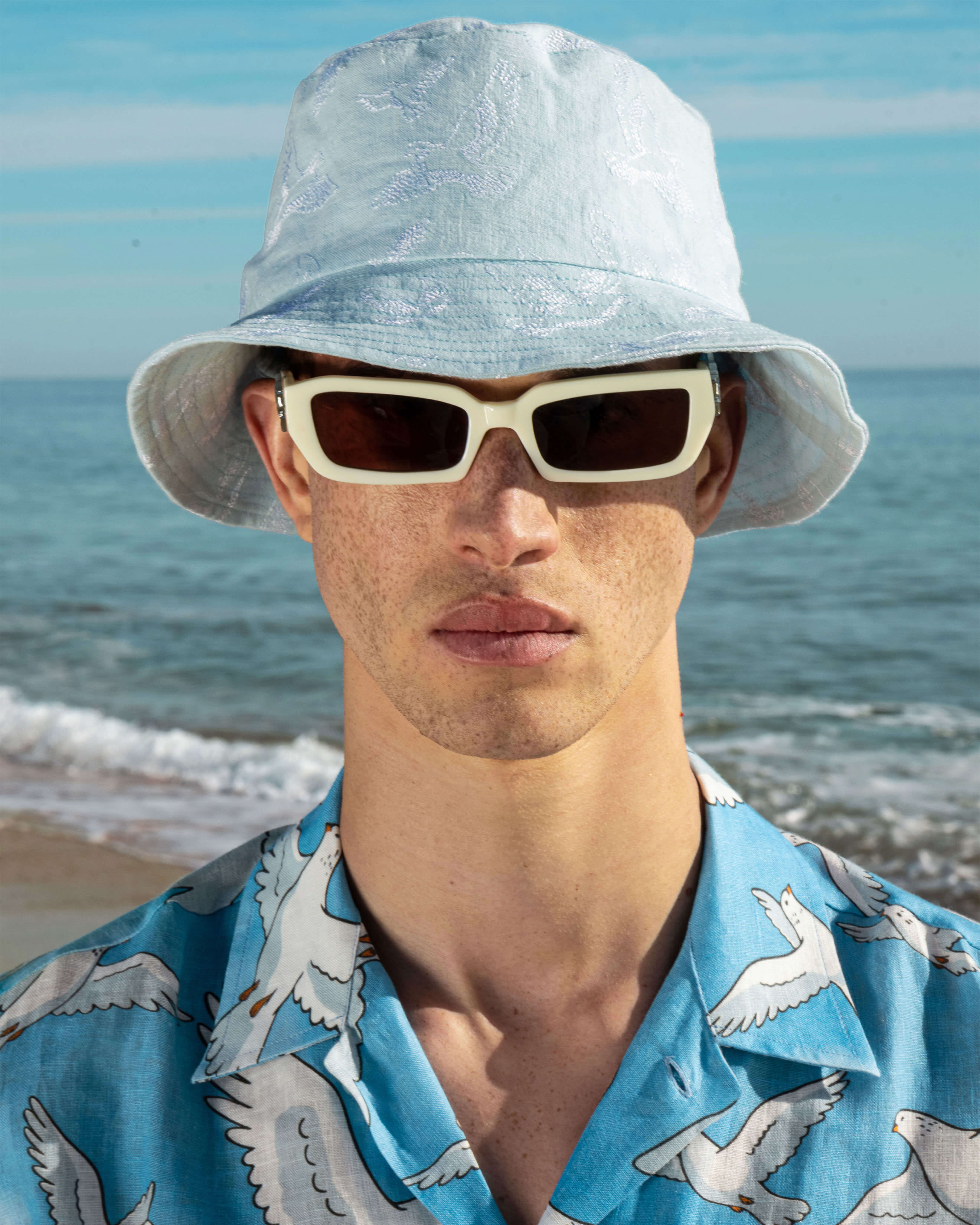 Linen Bucket Hat Doves - Vilebrequin x 3.PARADIS FROSTED BLUE lifestyle view