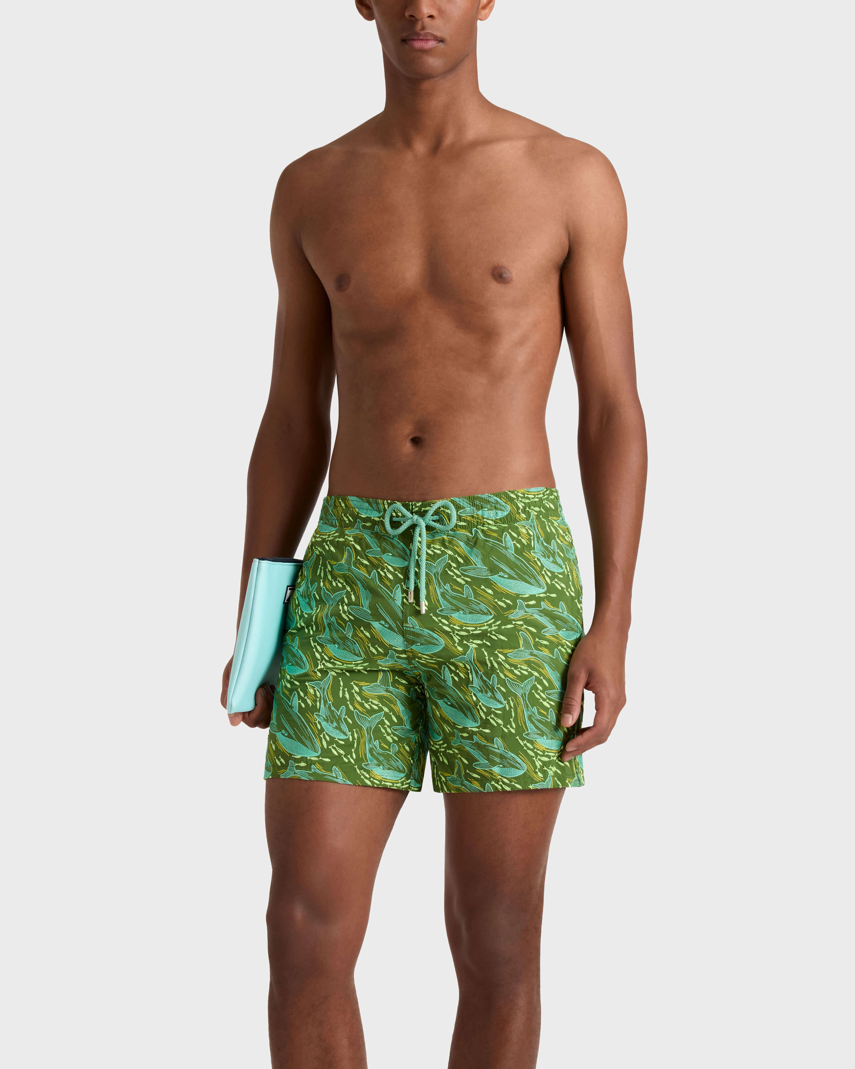 Bañador con bordado Whales Offset para hombre - Edición limitada MILITAIRE frontworn view