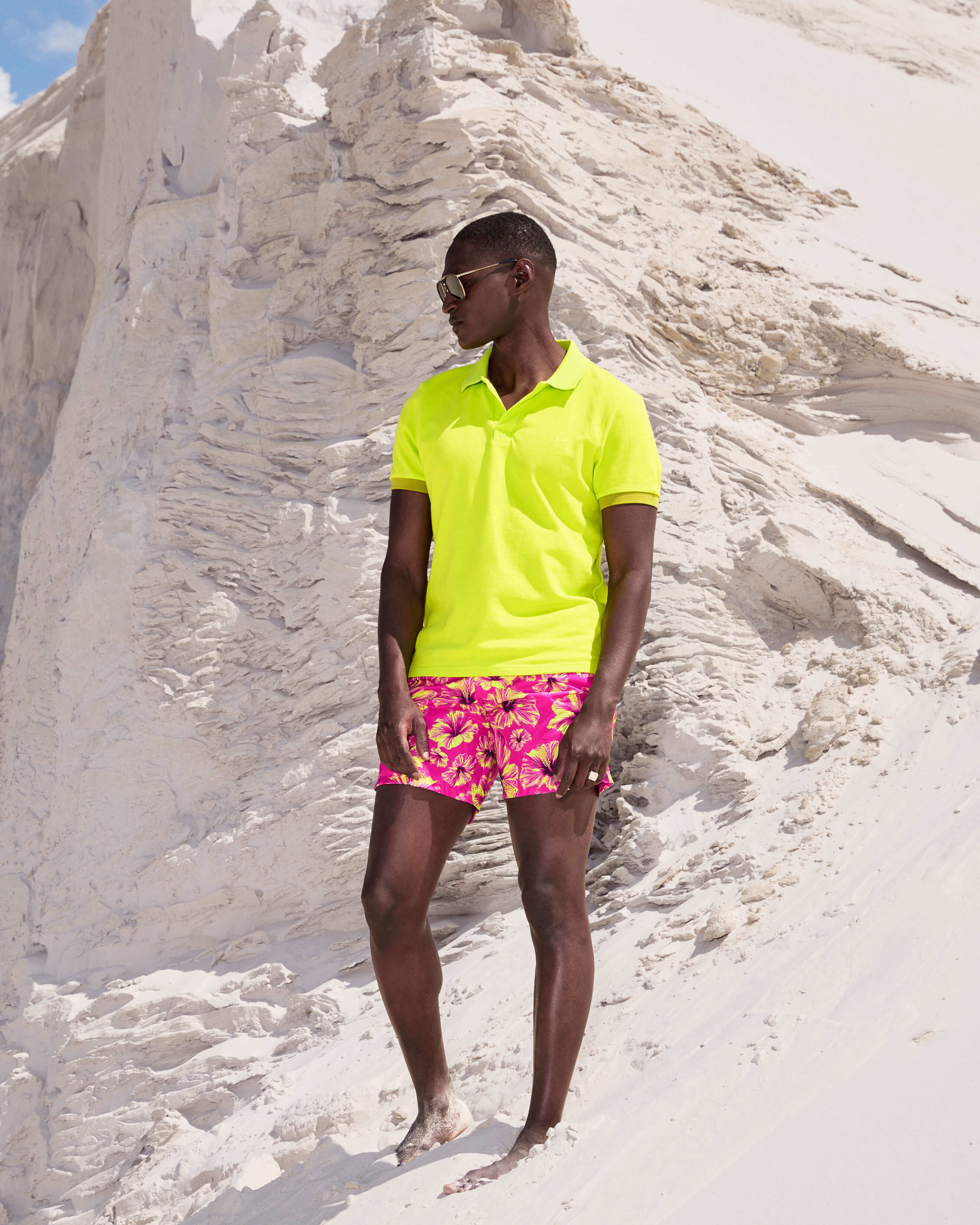 Maillot de bain ultra-léger et pliable homme Macro Hibiscus ECLAIREUR lifestyle view