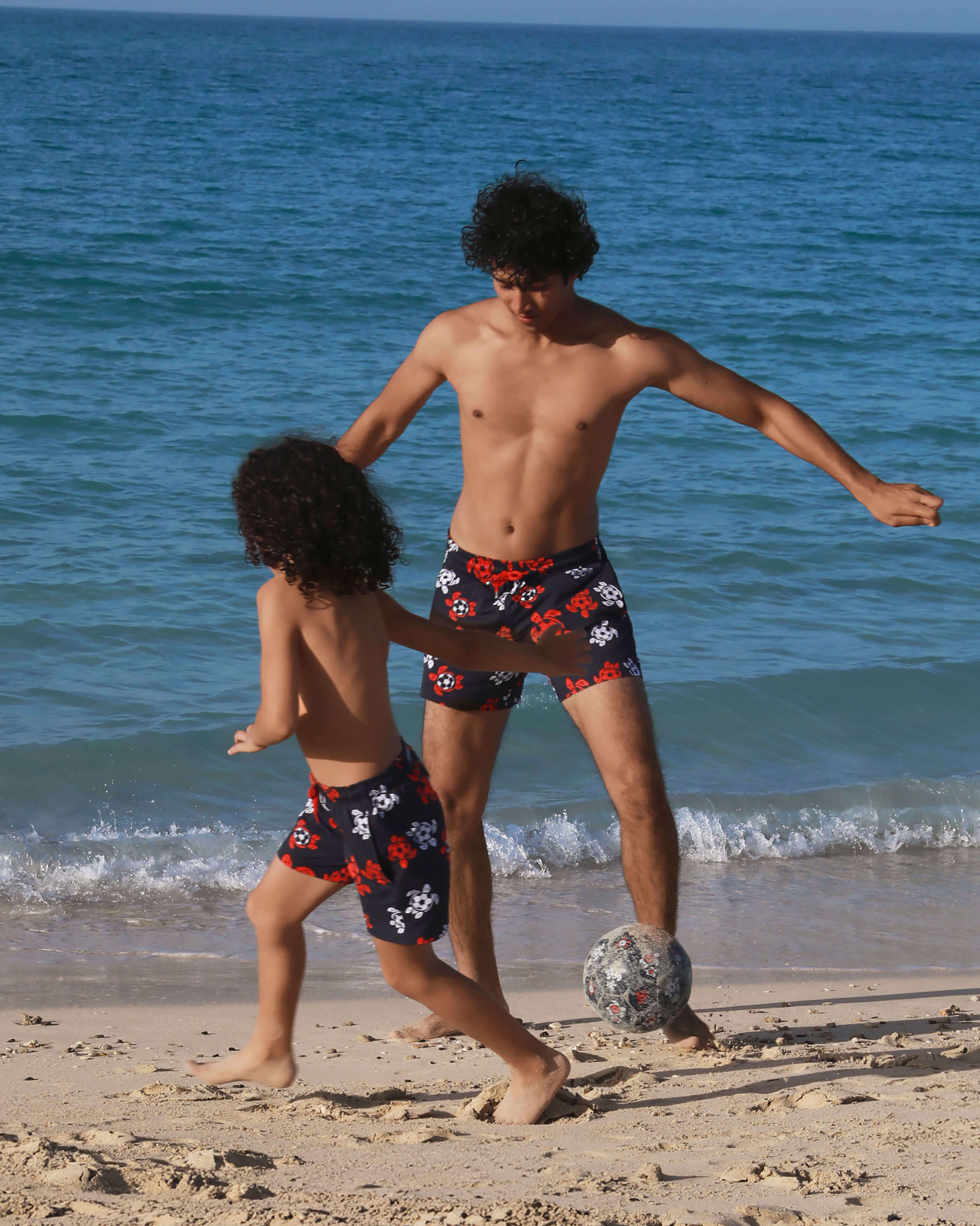 Soccer Turtles Stretch-Badeshorts für Jungen MARINEBLAU lifestyle view
