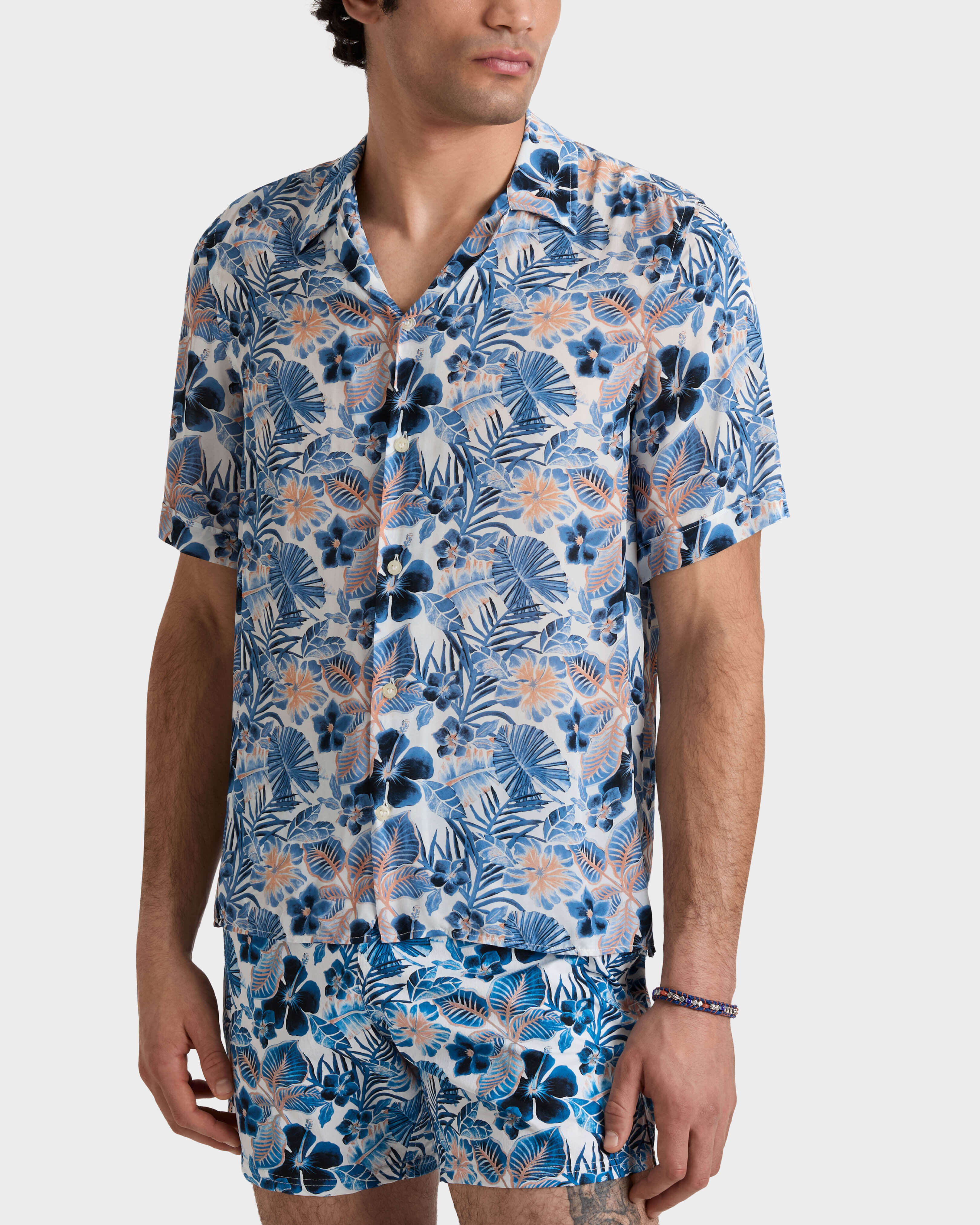 Camisa de bolos de viscosa con estampado Island Flowers para hombre BLANCO frontworn view