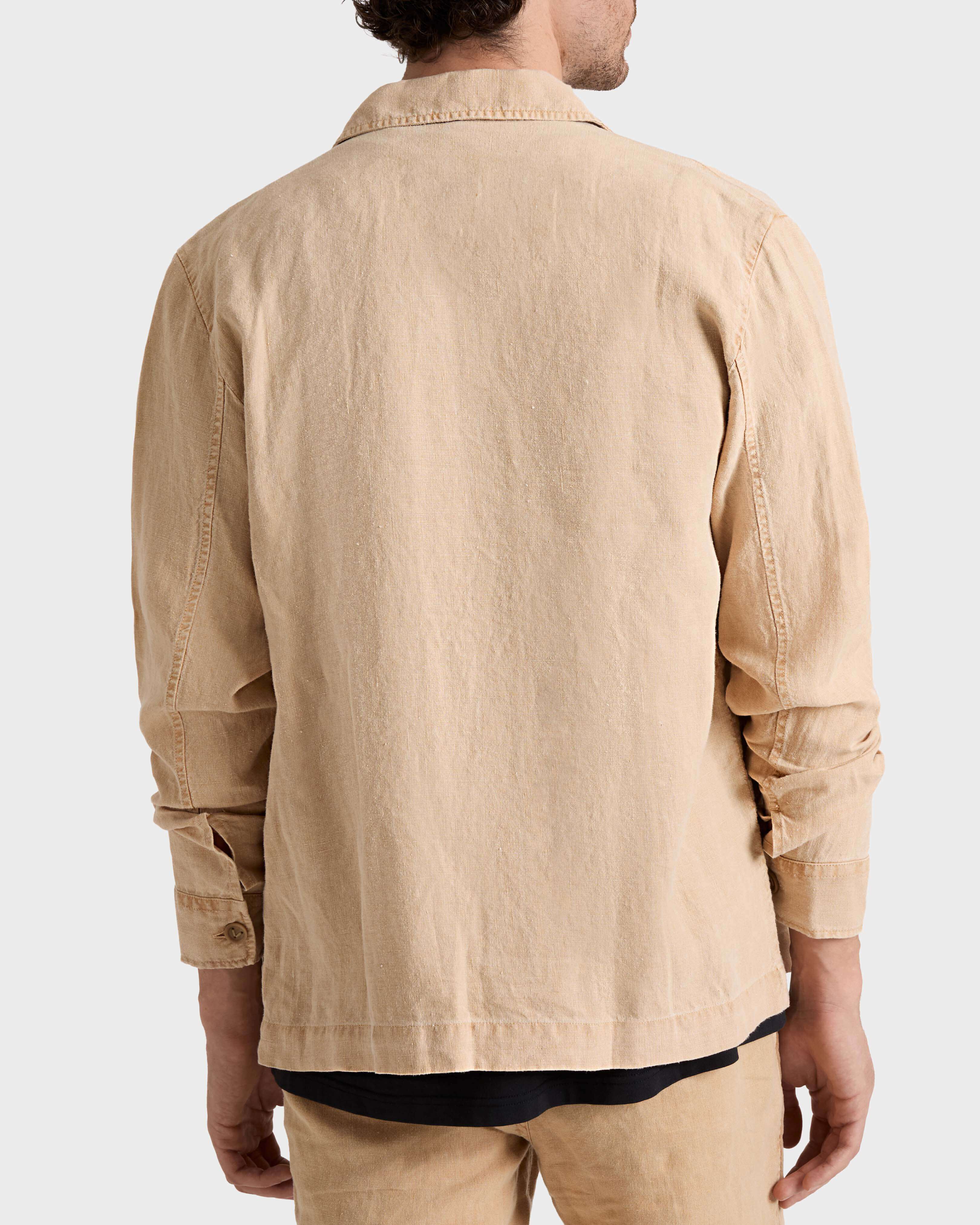 Sobrecamisa de lino con tinte mineral para hombre MOCHA backworn view