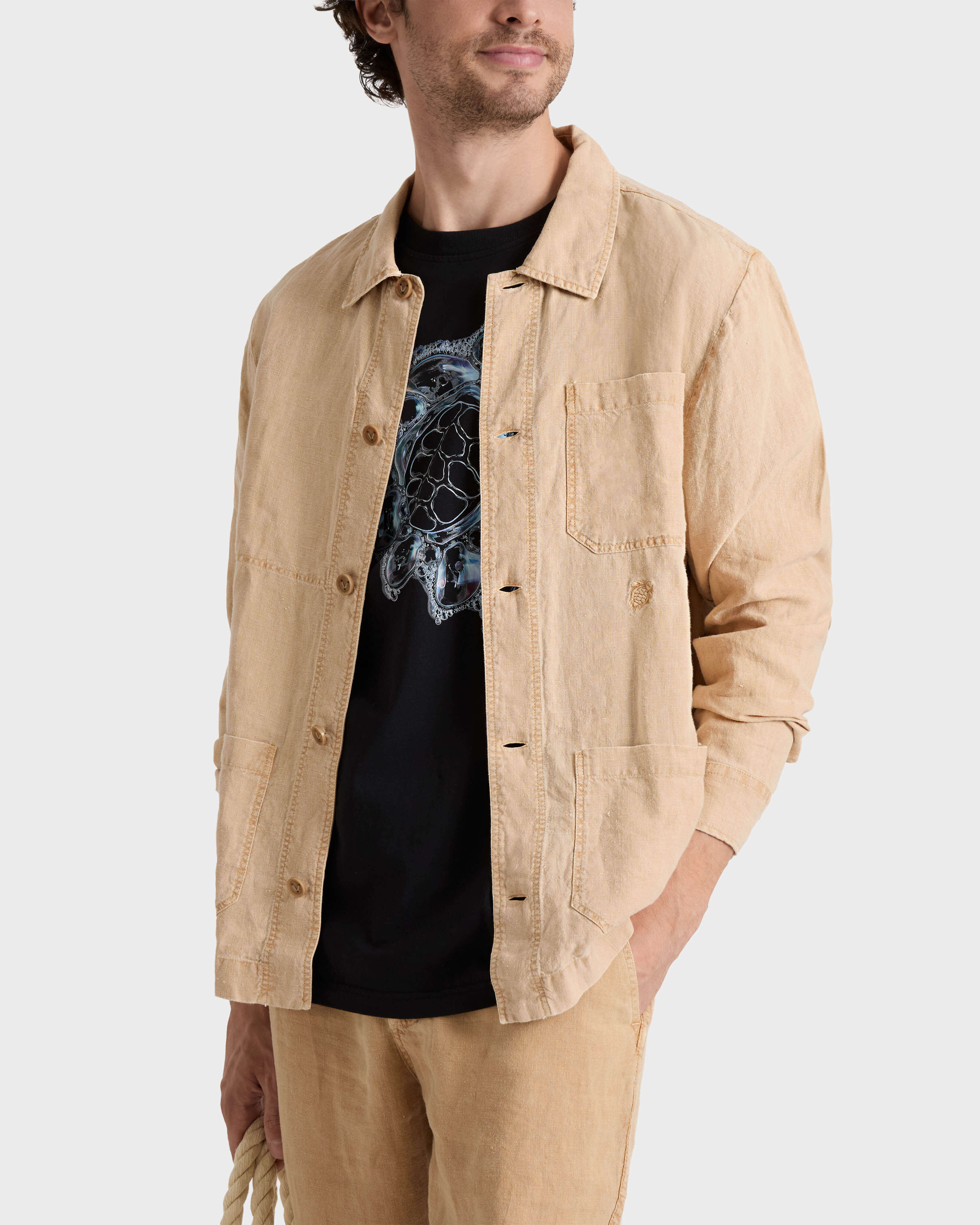 Sobrecamisa de lino con tinte mineral para hombre MOCHA frontworn view